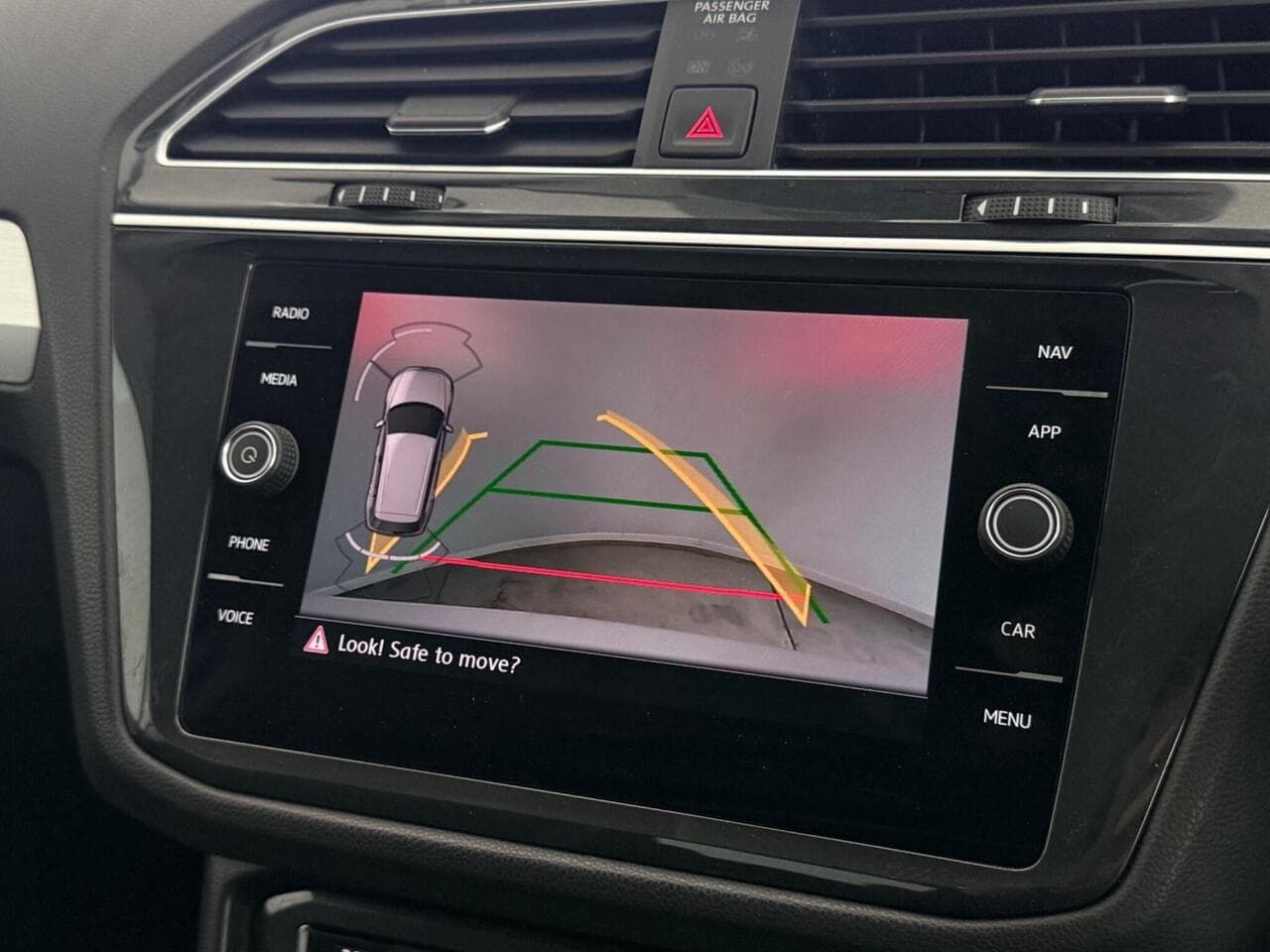 Volkswagen Tiguan thumbnail Infotainment System