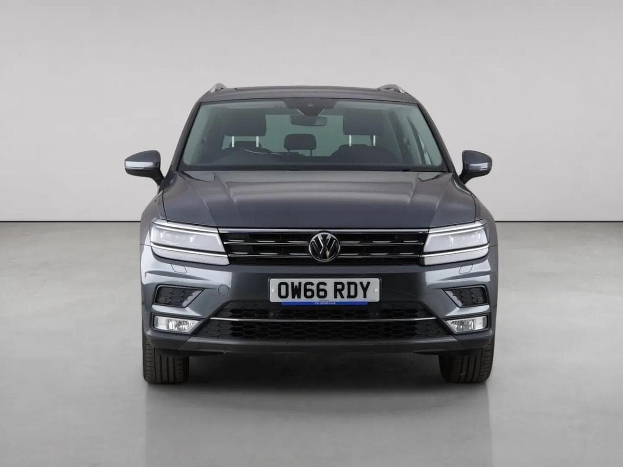Volkswagen Tiguan thumbnail Front