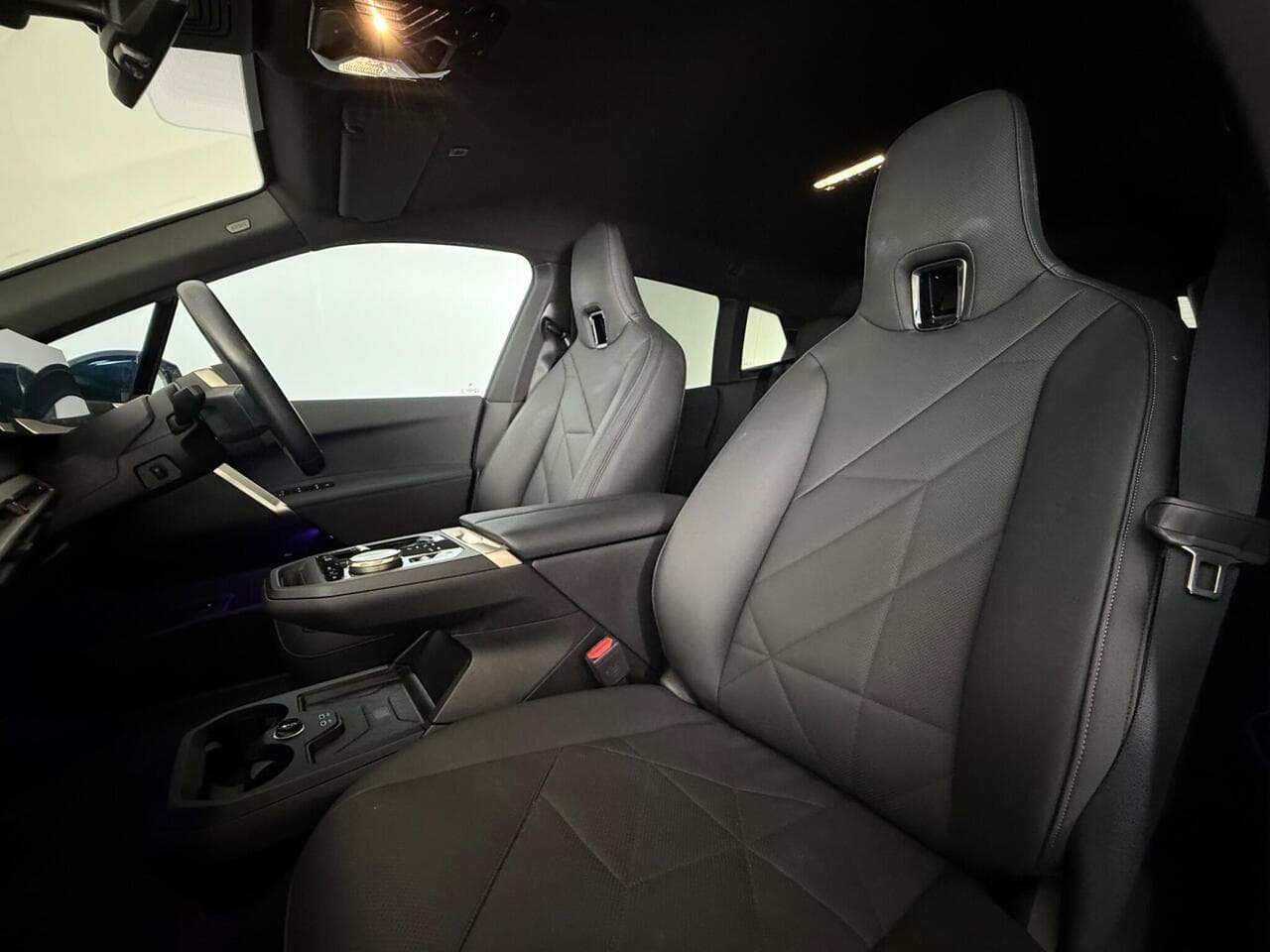 BMW iX thumbnail Seat Front Passenger