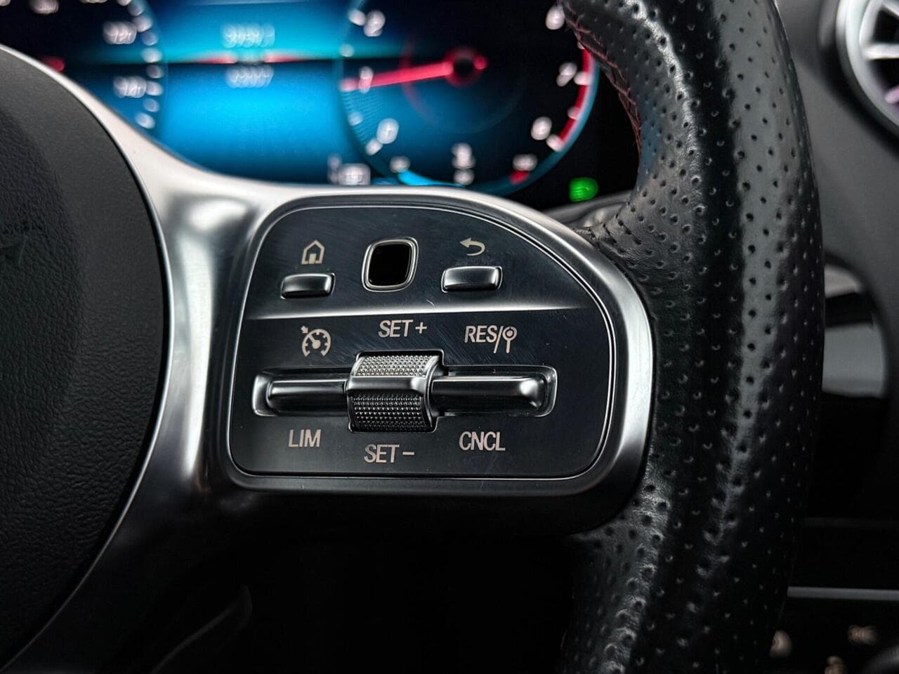 Mercedes-Benz GLA thumbnail Misc Controls