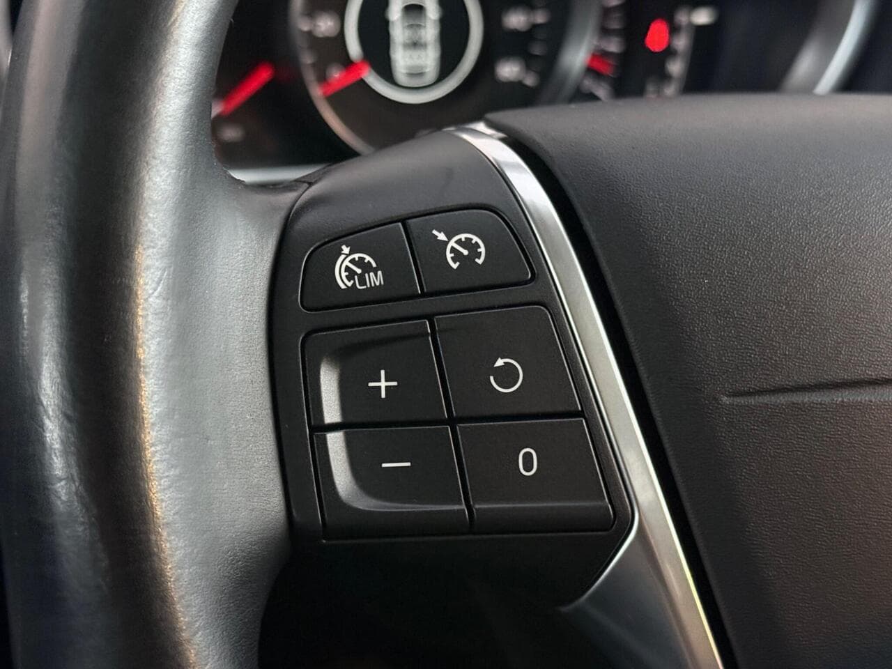 Volvo V40 Cross Country thumbnail Misc Controls