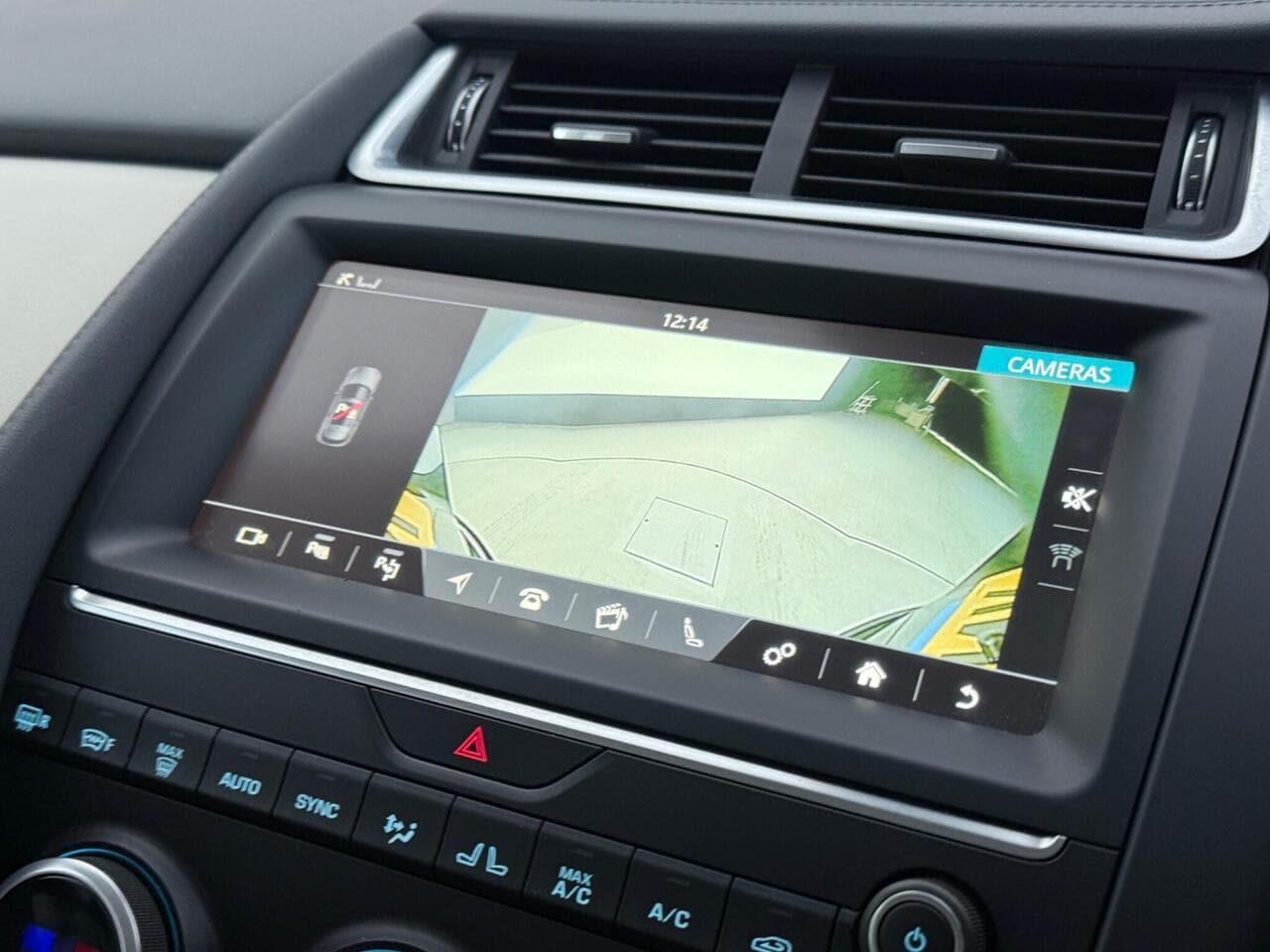 Jaguar E-PACE thumbnail Infotainment System