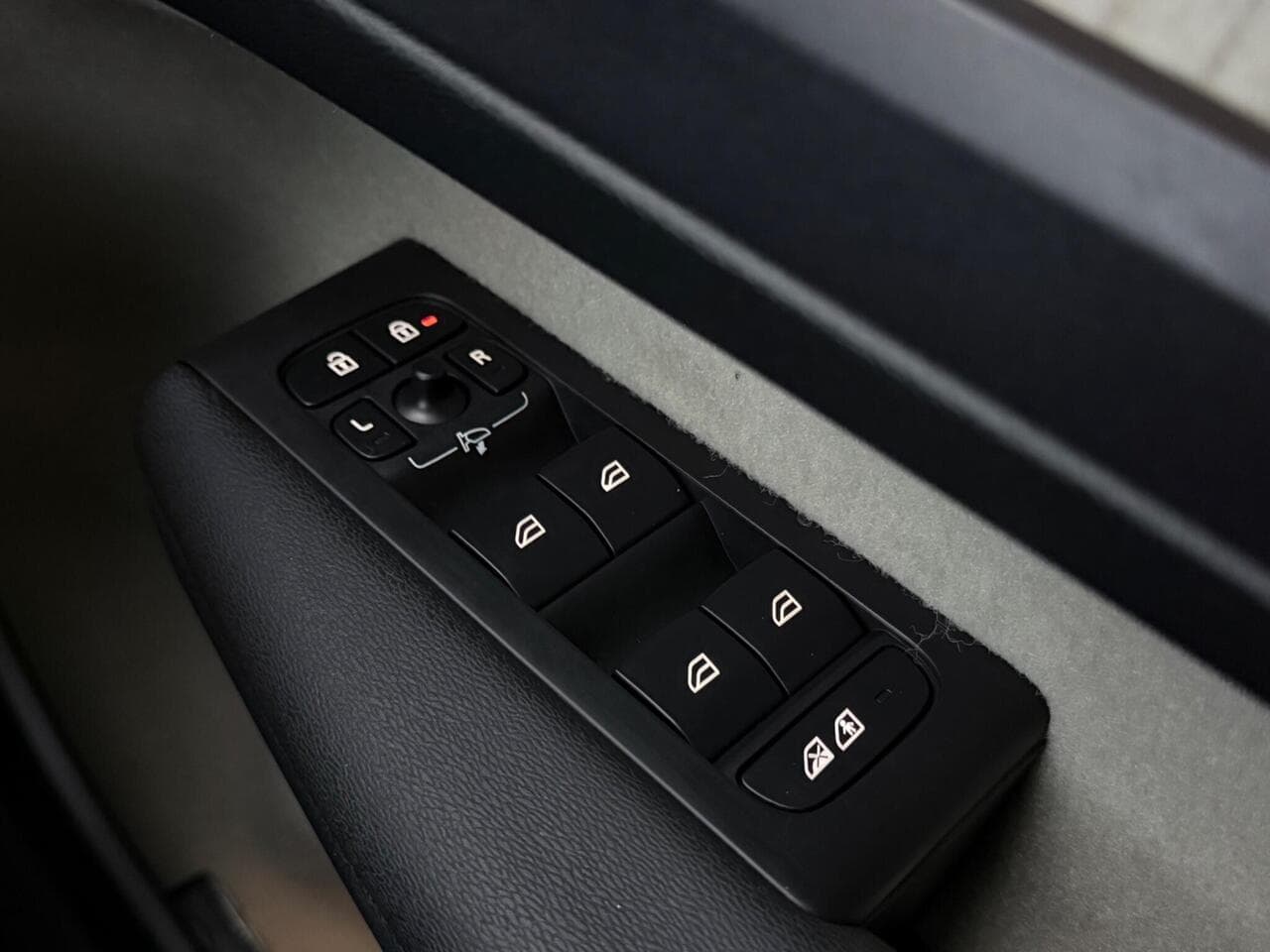 Volvo XC40 thumbnail Misc Controls