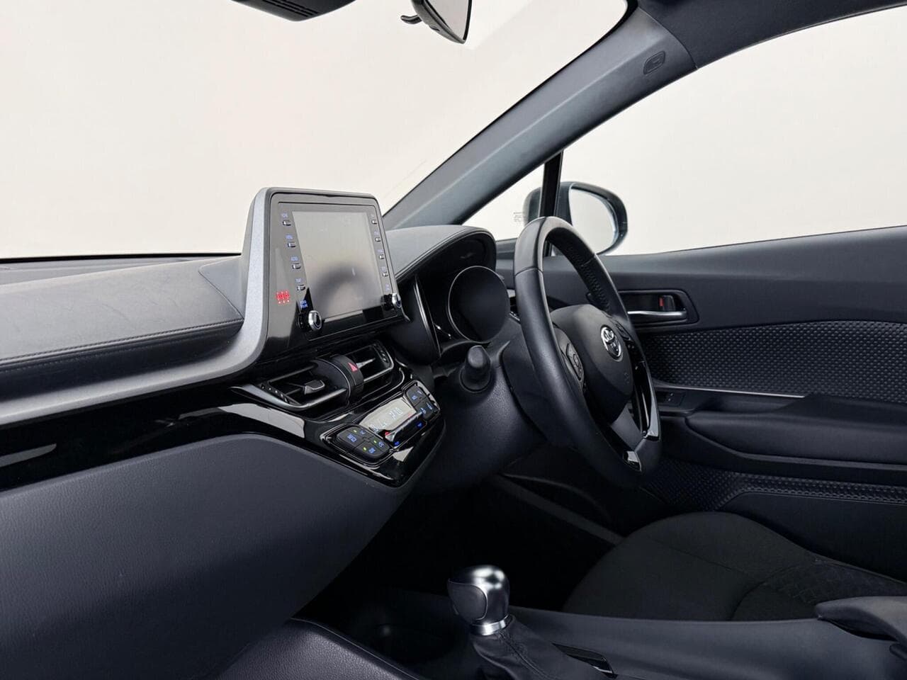 Toyota C-HR thumbnail Interior Front