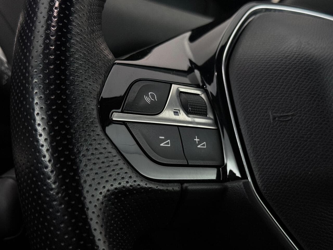 Peugeot 5008 thumbnail Misc Controls