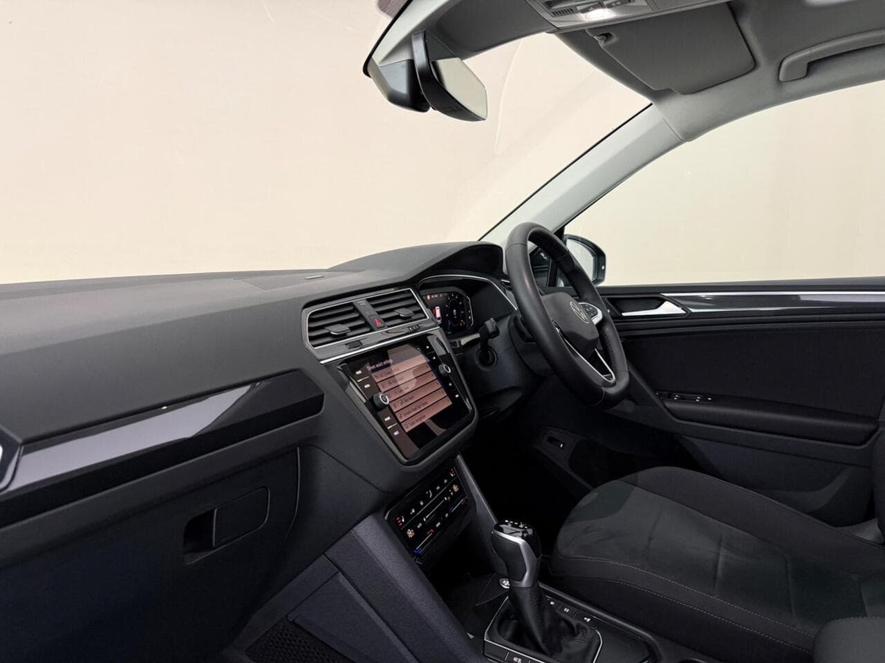 Volkswagen Tiguan thumbnail Interior Front