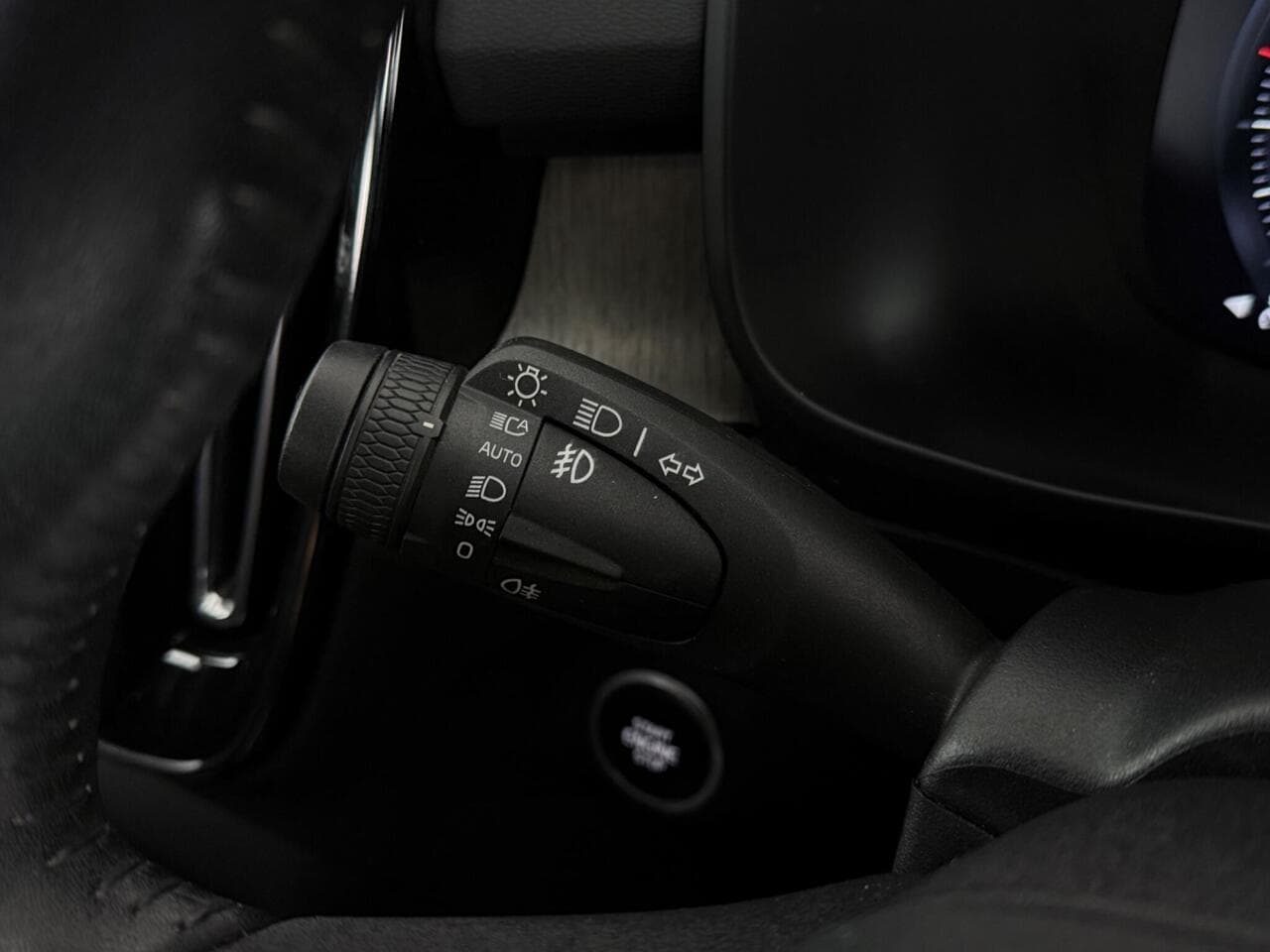 Volvo XC40 thumbnail Misc Controls