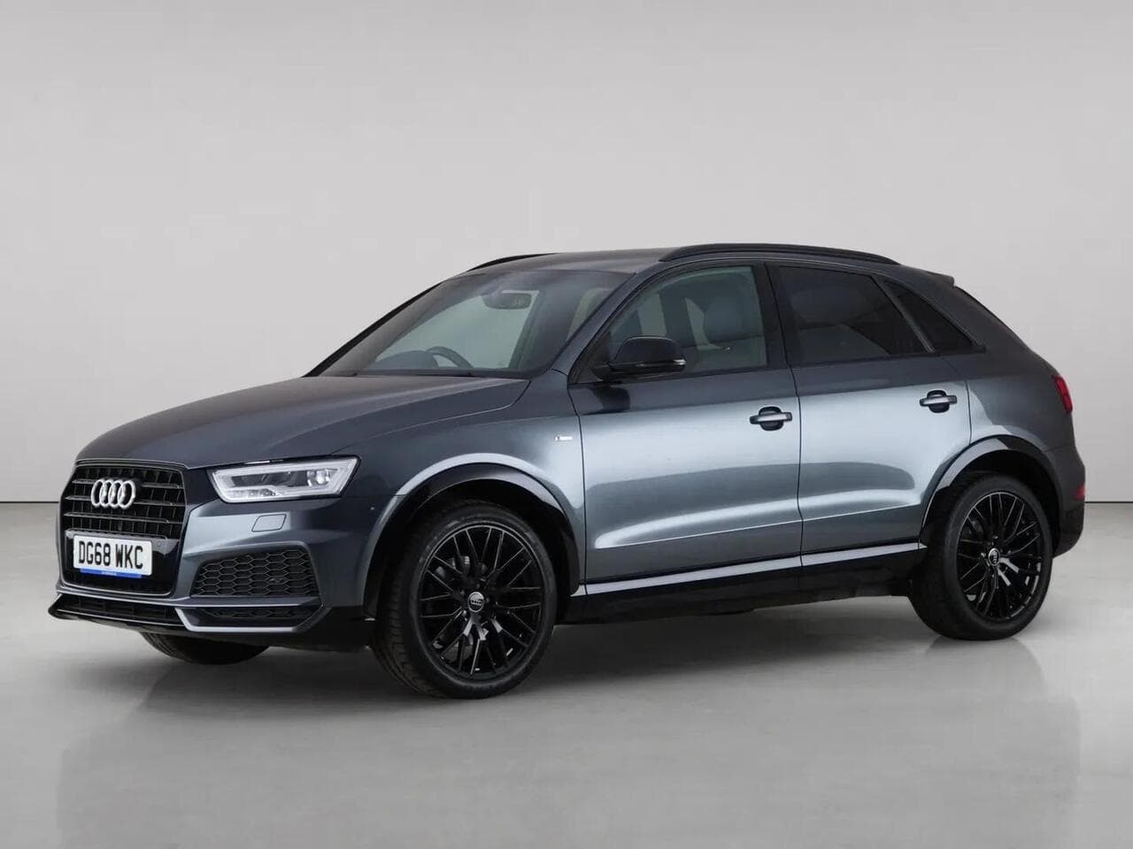 Audi Q3 thumbnail Front Left