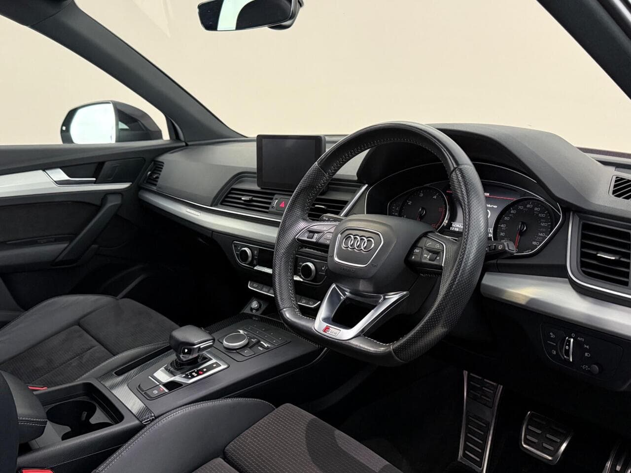 Audi Q5 thumbnail Interior Front
