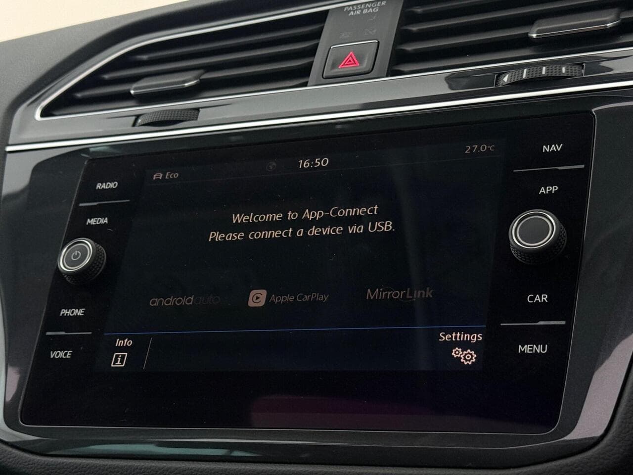 Volkswagen Tiguan thumbnail Infotainment System