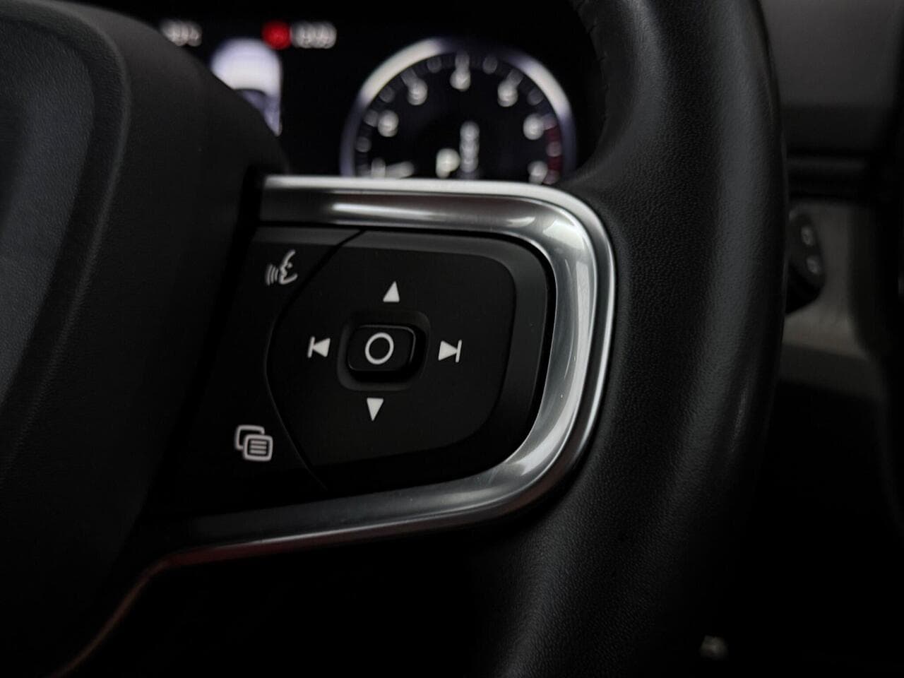 Volvo XC40 thumbnail Misc Controls