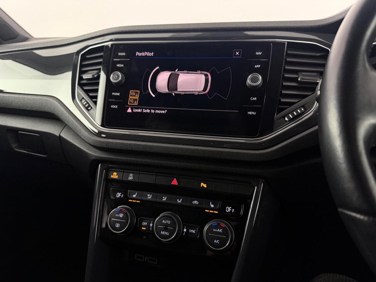 Volkswagen T-Roc thumbnail Infotainment System