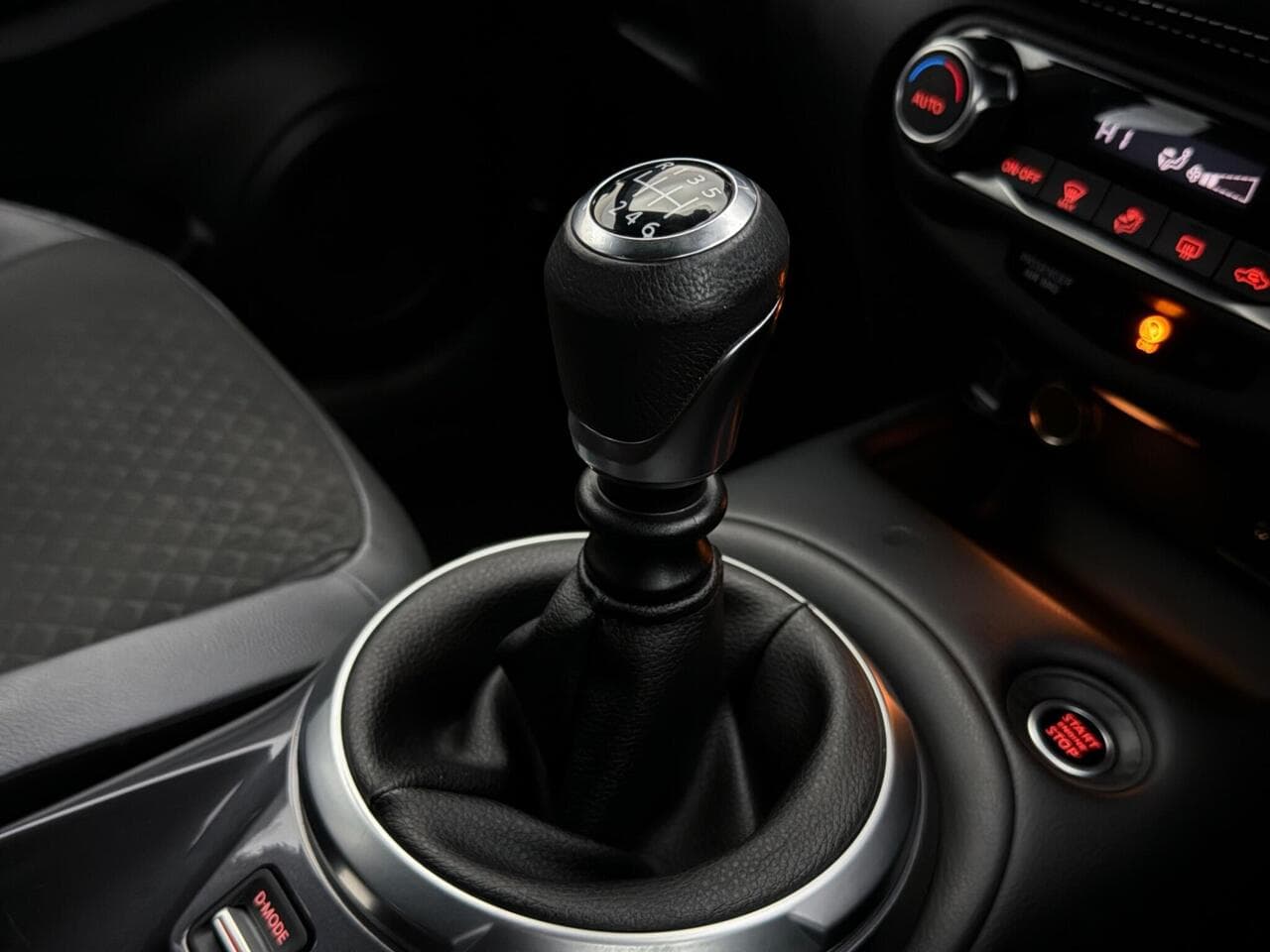 Nissan Juke thumbnail Interior Front