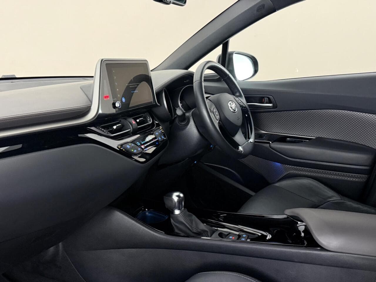 Toyota C-HR thumbnail Interior Front