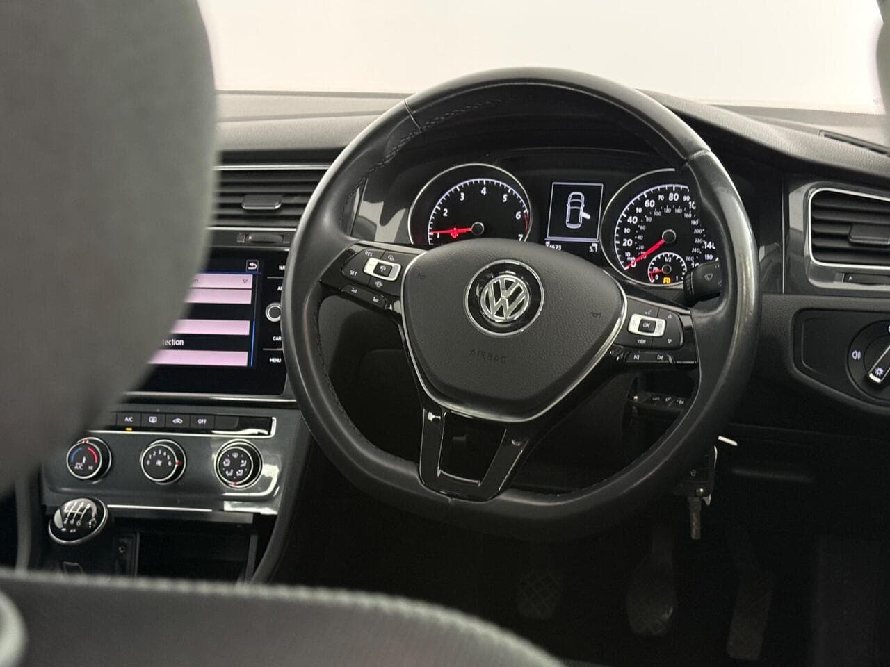 Volkswagen Golf thumbnail Steering Wheel