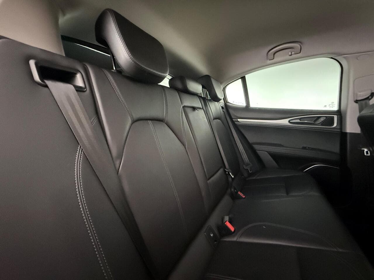 Alfa Romeo Stelvio thumbnail Seats Rear