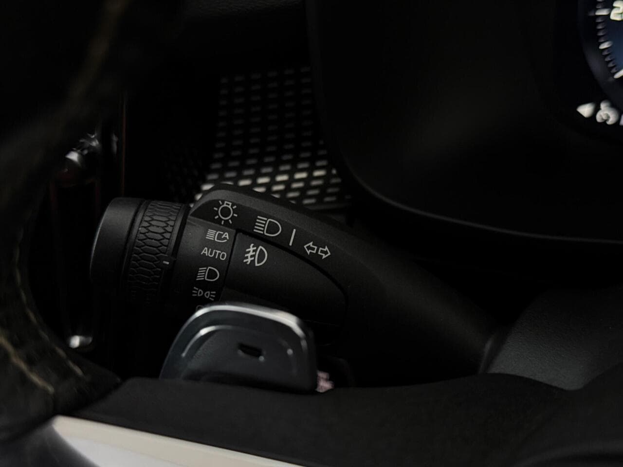 Volvo XC40 thumbnail Misc Controls