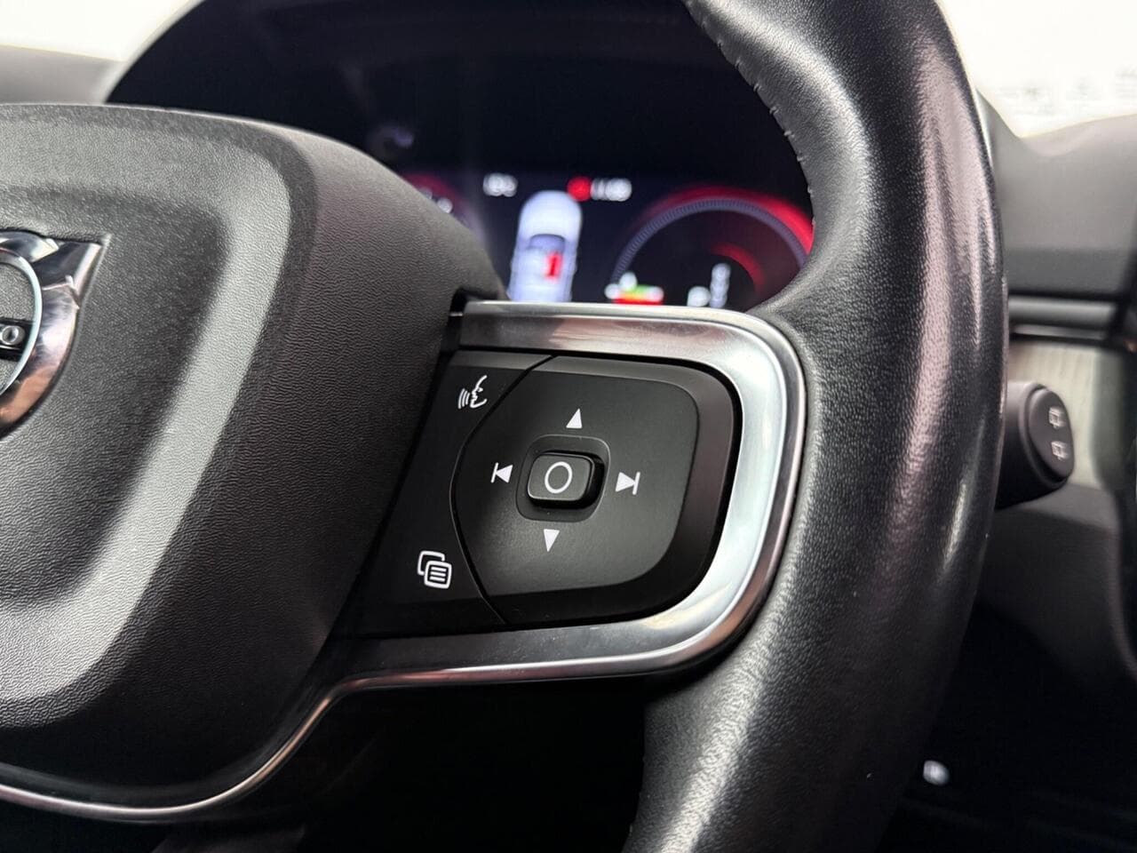 Volvo XC40 thumbnail Misc Controls
