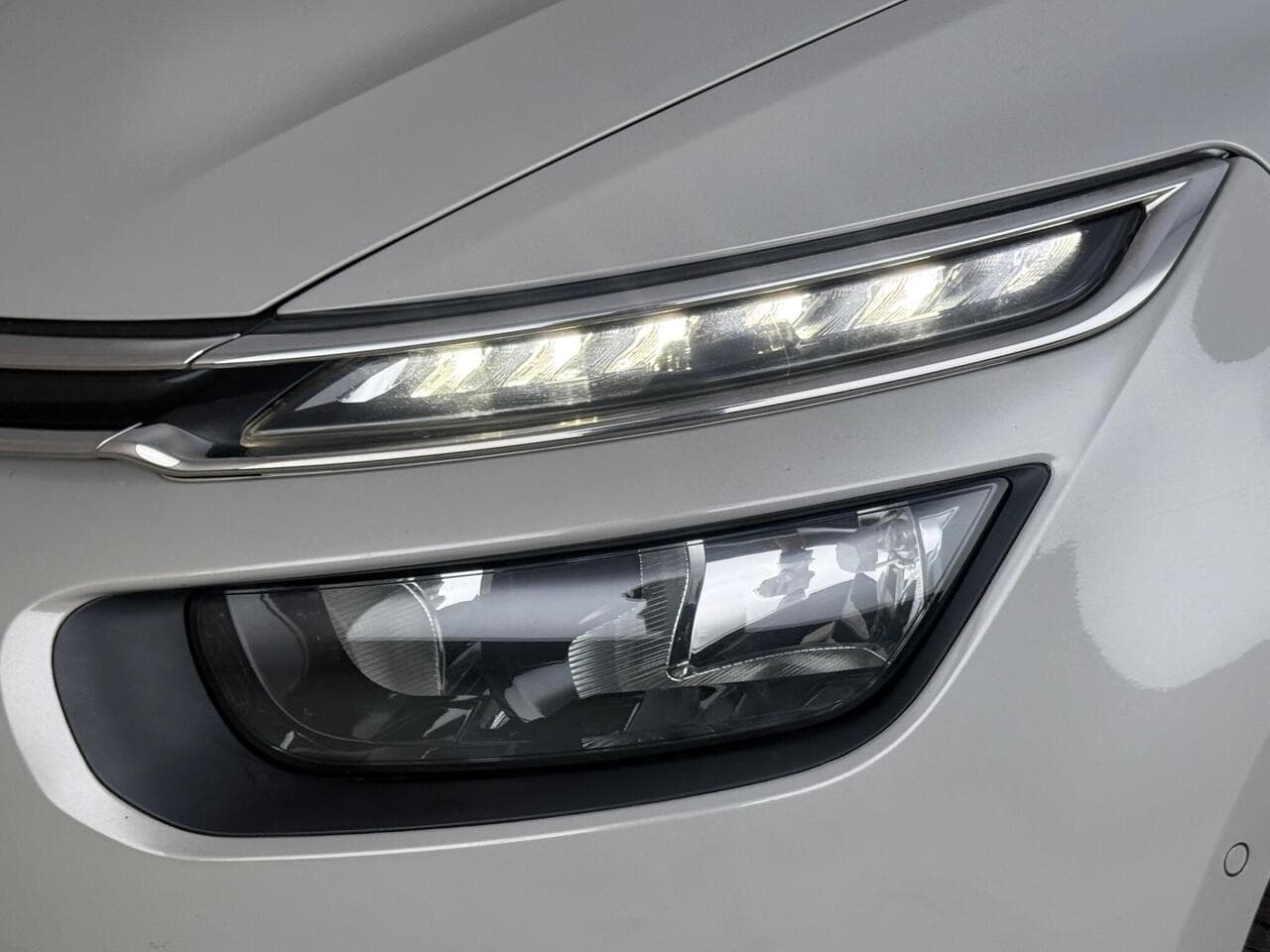 Citroen Grand C4 SpaceTourer thumbnail Lights Front