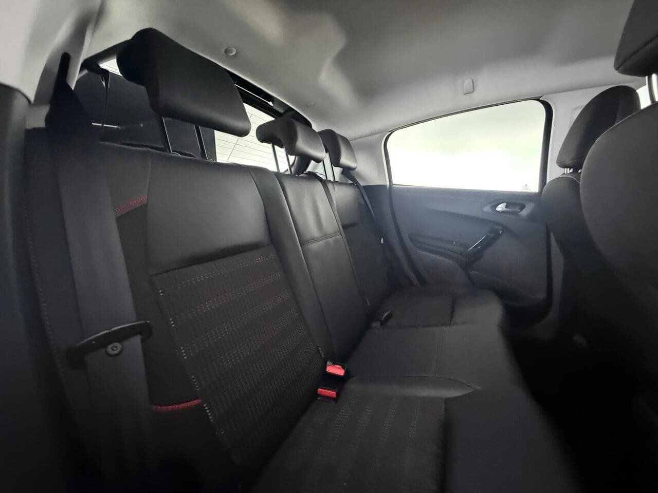 Peugeot 208 thumbnail Seats Rear