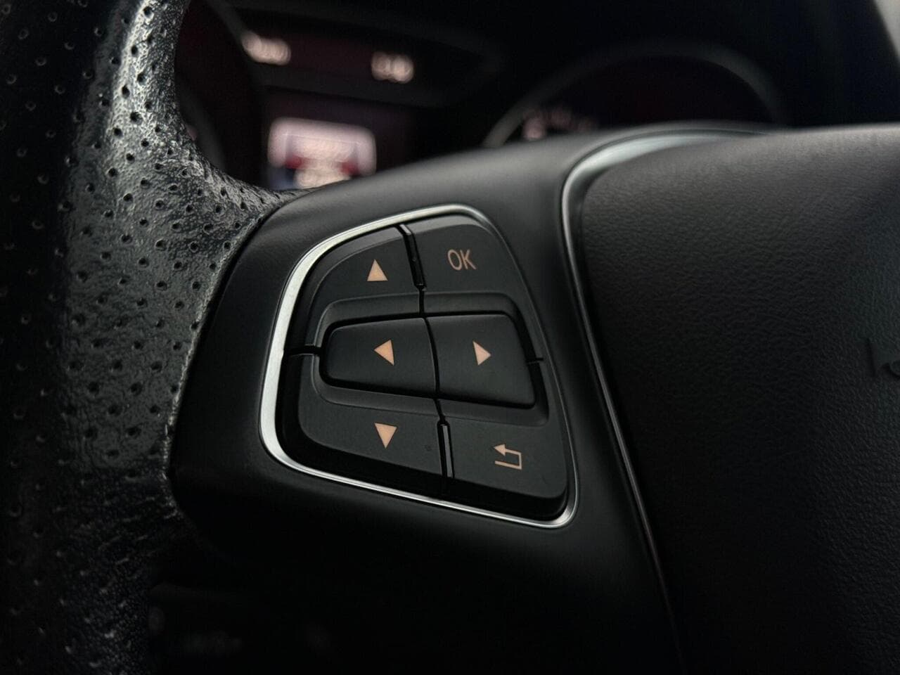 Mercedes-Benz GLA thumbnail Misc Controls