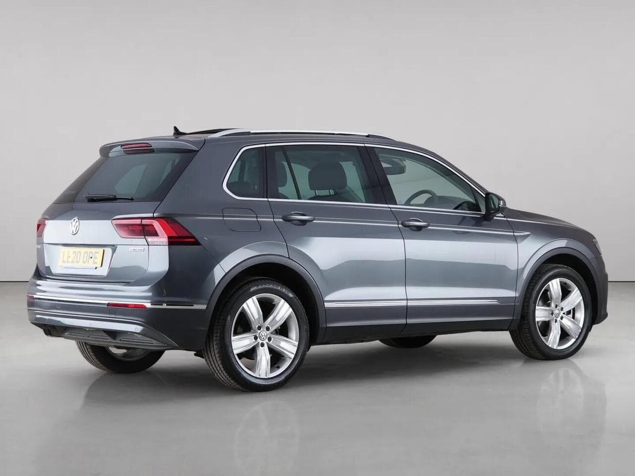 Volkswagen Tiguan thumbnail Side Right