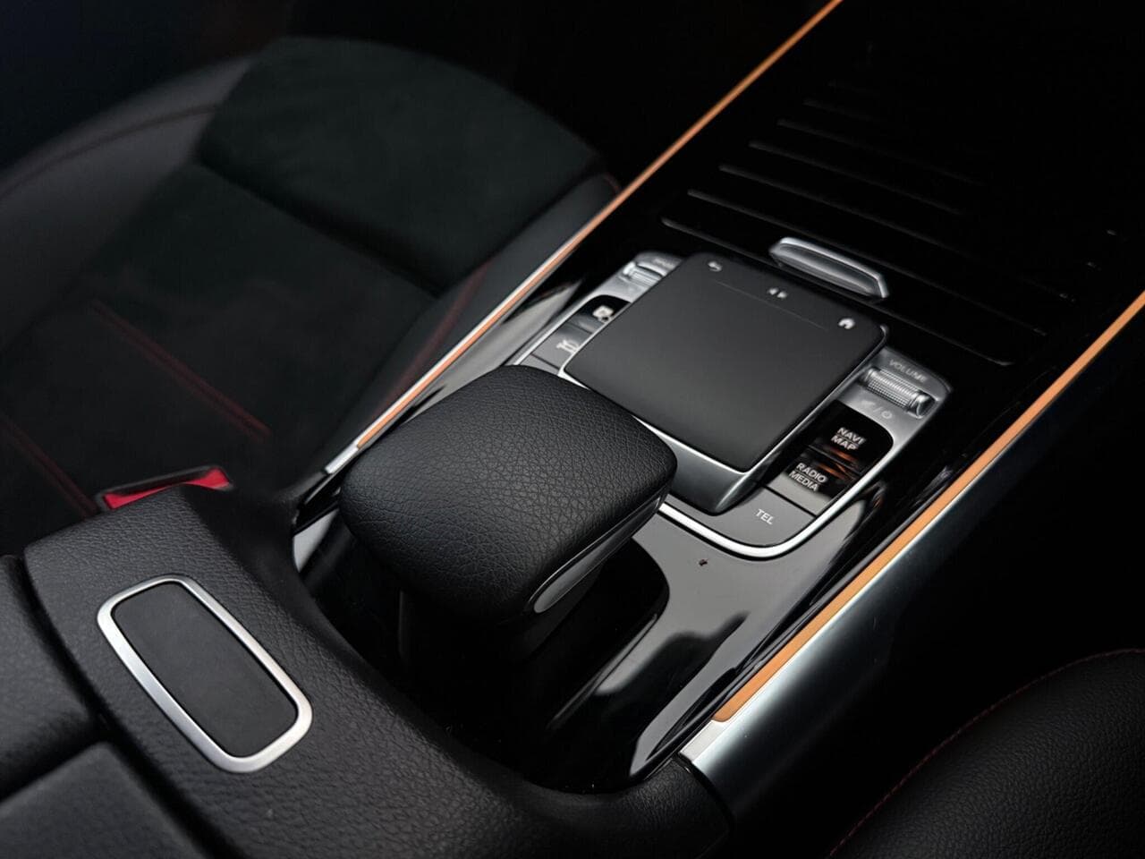 Mercedes-Benz GLB thumbnail Interior Front