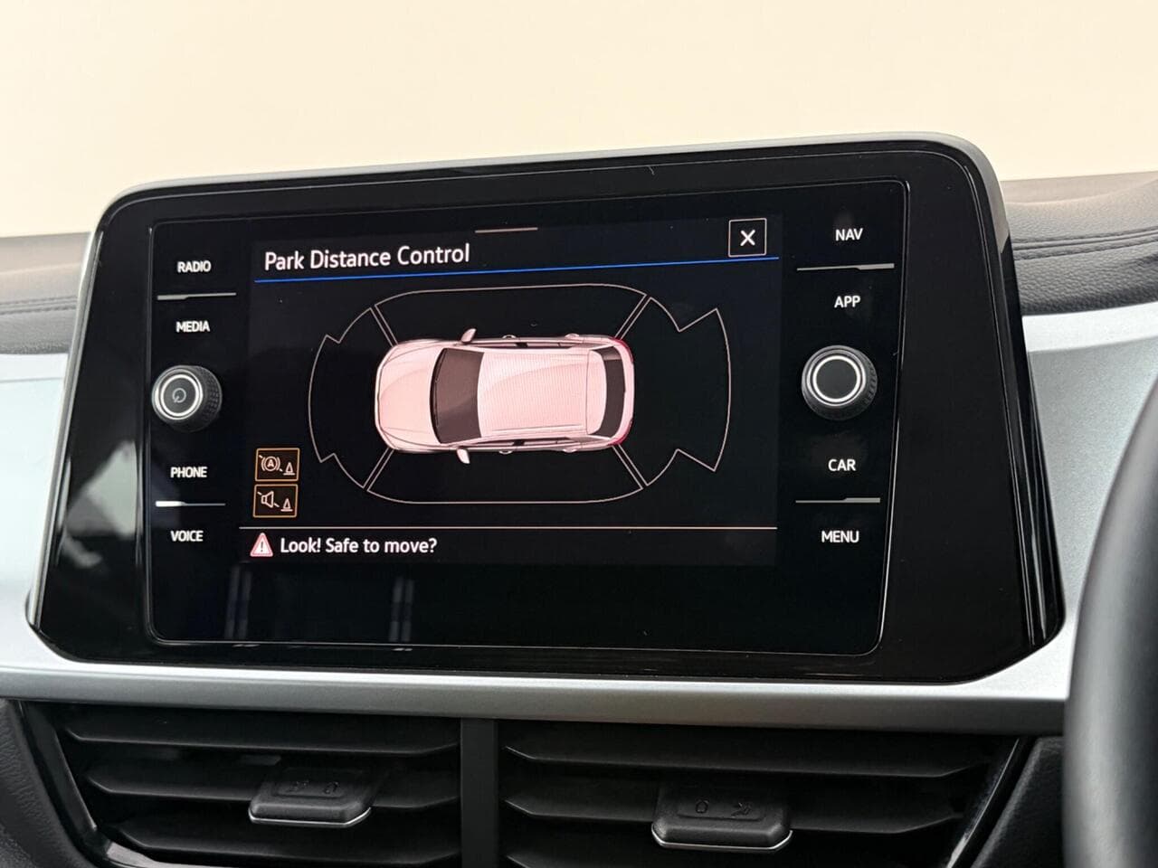 Volkswagen T-Roc thumbnail Infotainment System