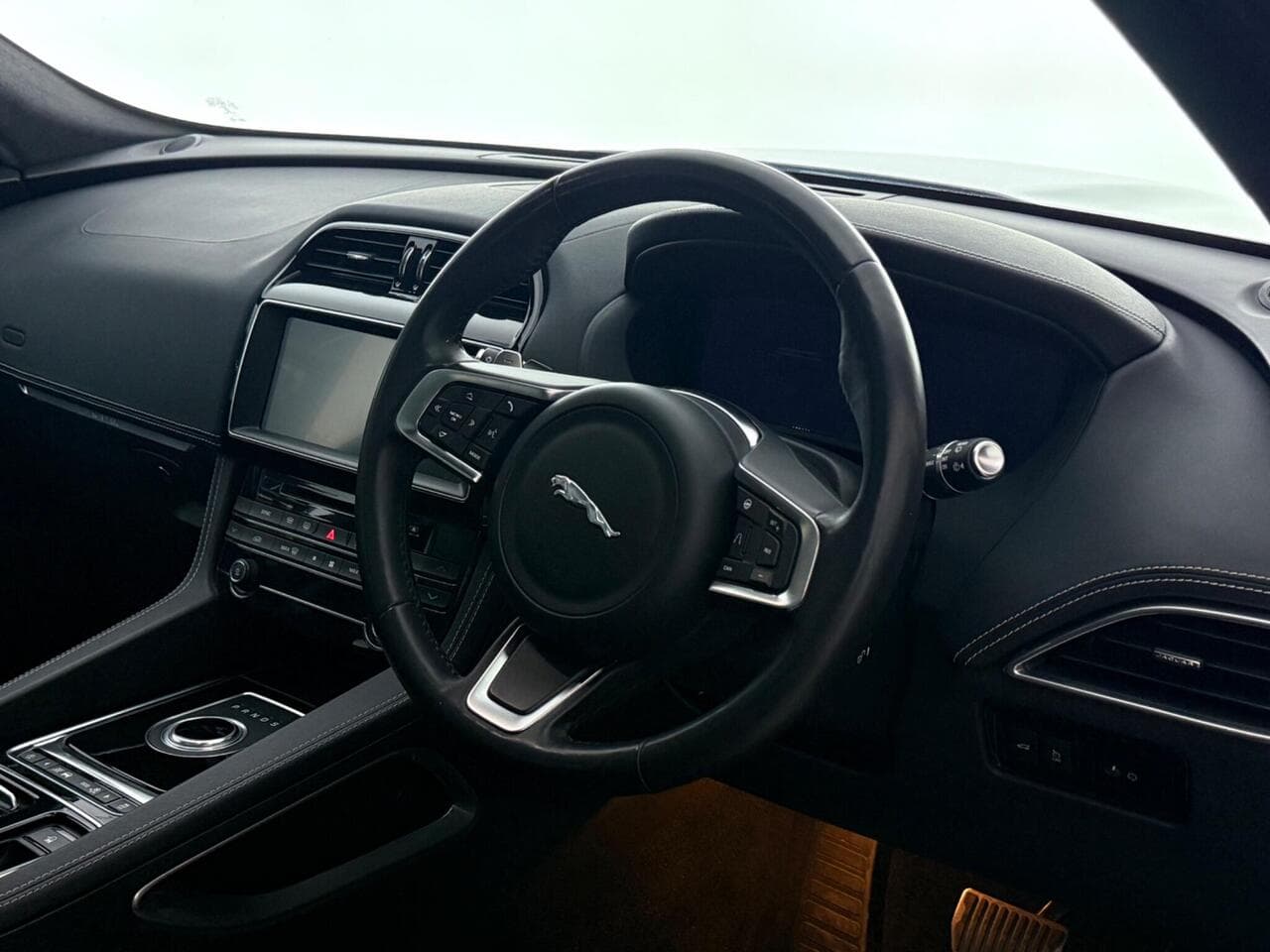 Jaguar F-PACE thumbnail Interior Front