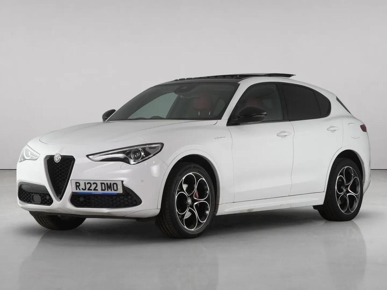 Alfa Romeo Stelvio thumbnail Front Left