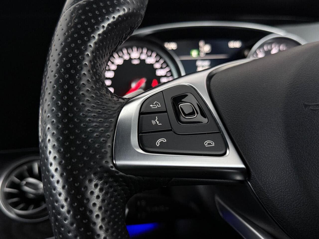 Mercedes-Benz E Class thumbnail Misc Controls