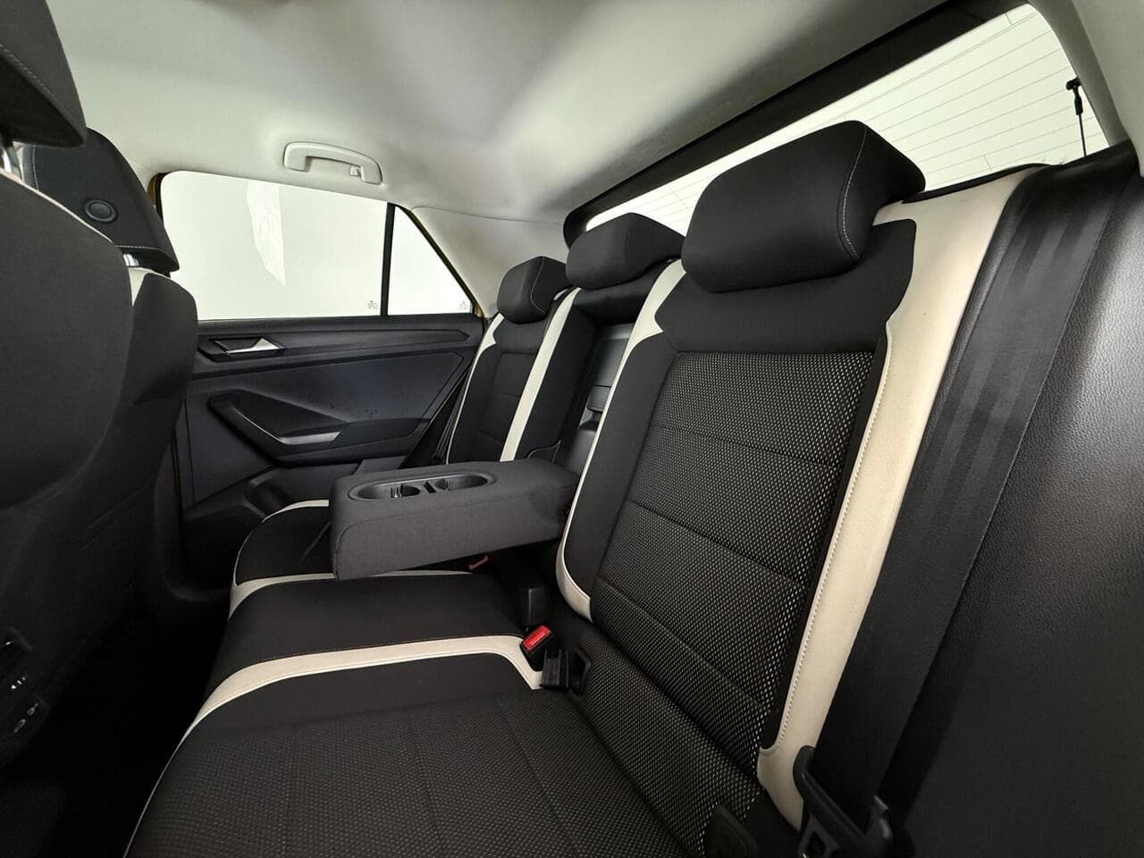 Volkswagen T-Roc thumbnail Seats Rear