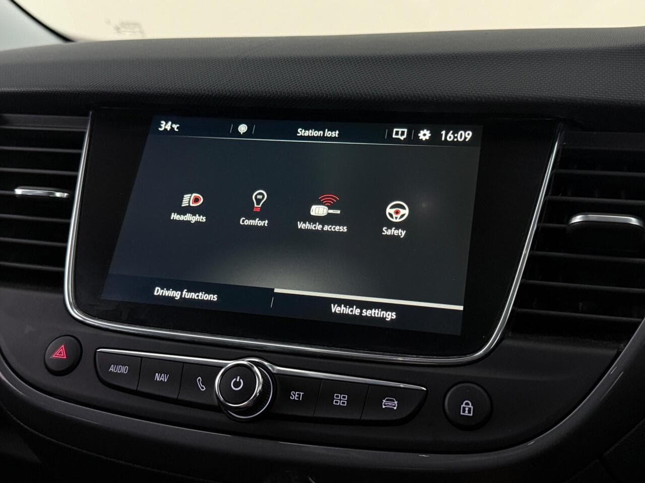 Vauxhall Crossland thumbnail Infotainment System