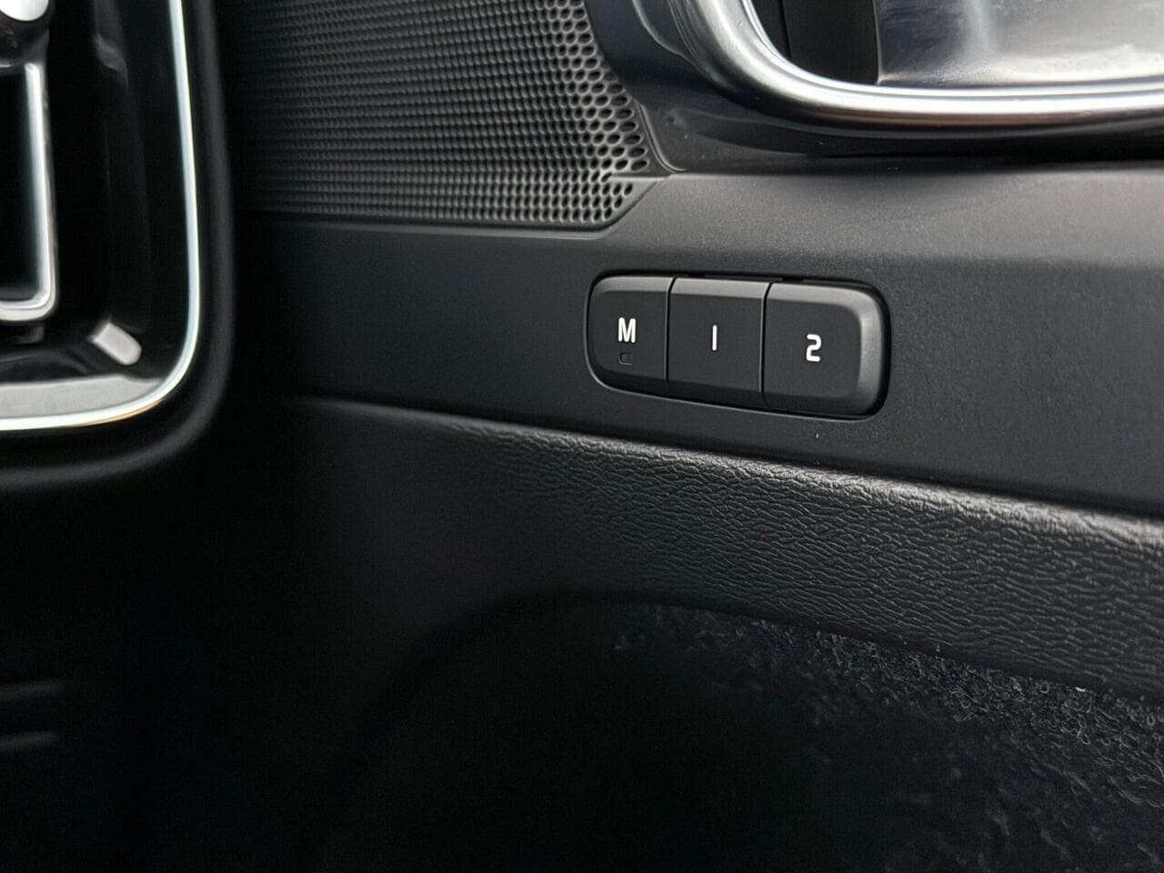 Volvo XC40 thumbnail Misc Controls
