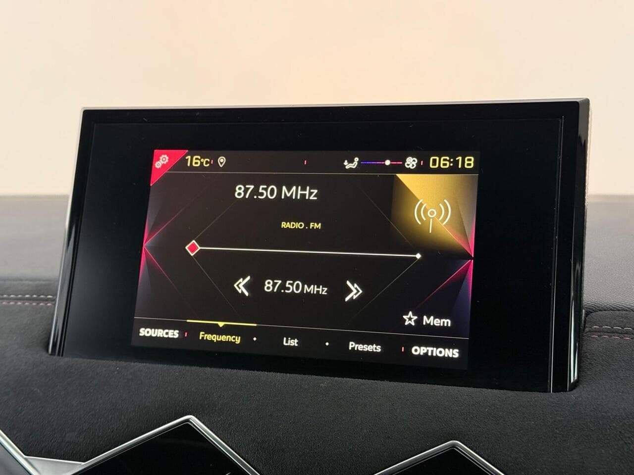 DS AUTOMOBILES DS 3 CROSSBACK thumbnail Infotainment System
