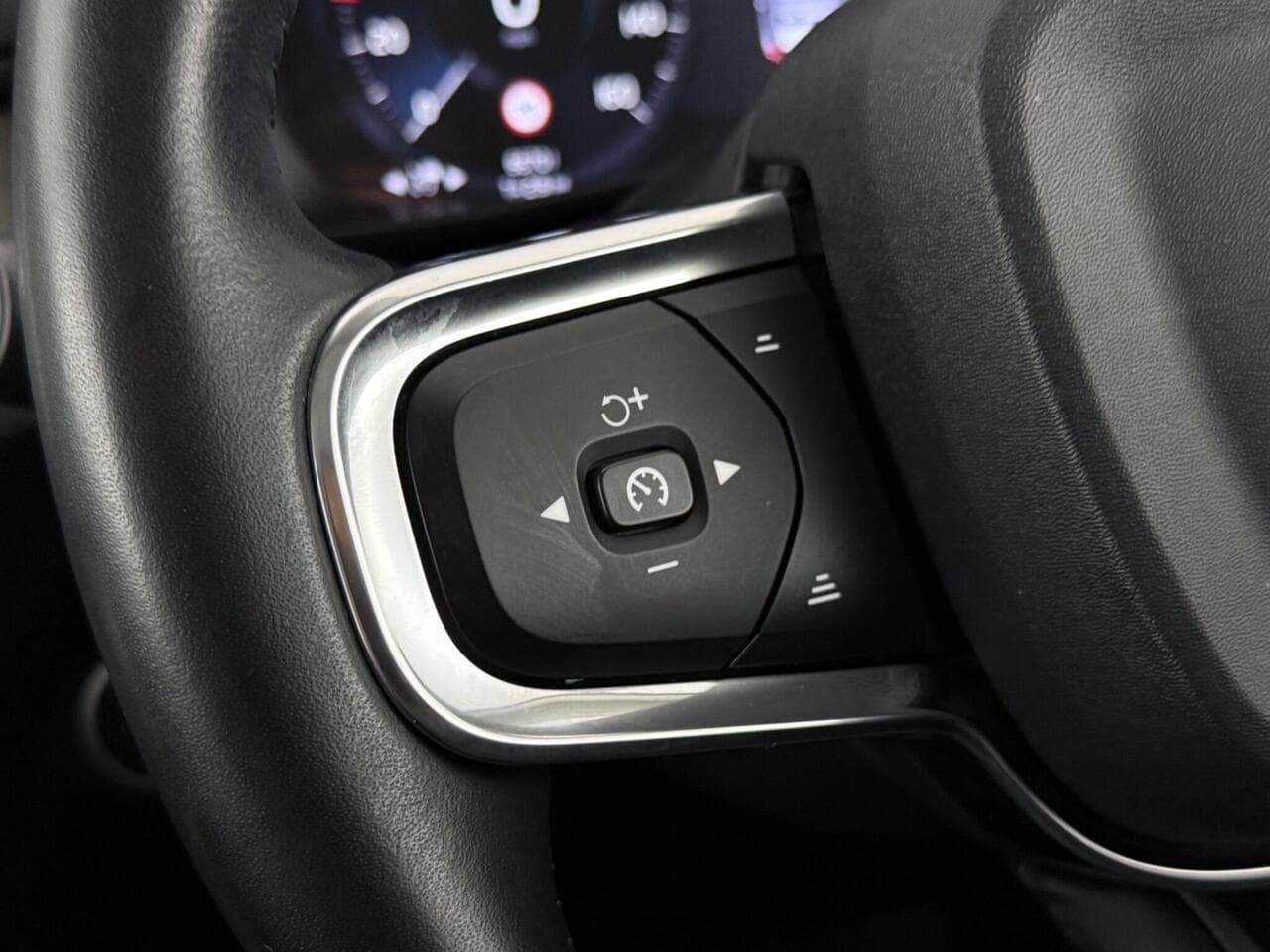 Volvo XC40 thumbnail Misc Controls
