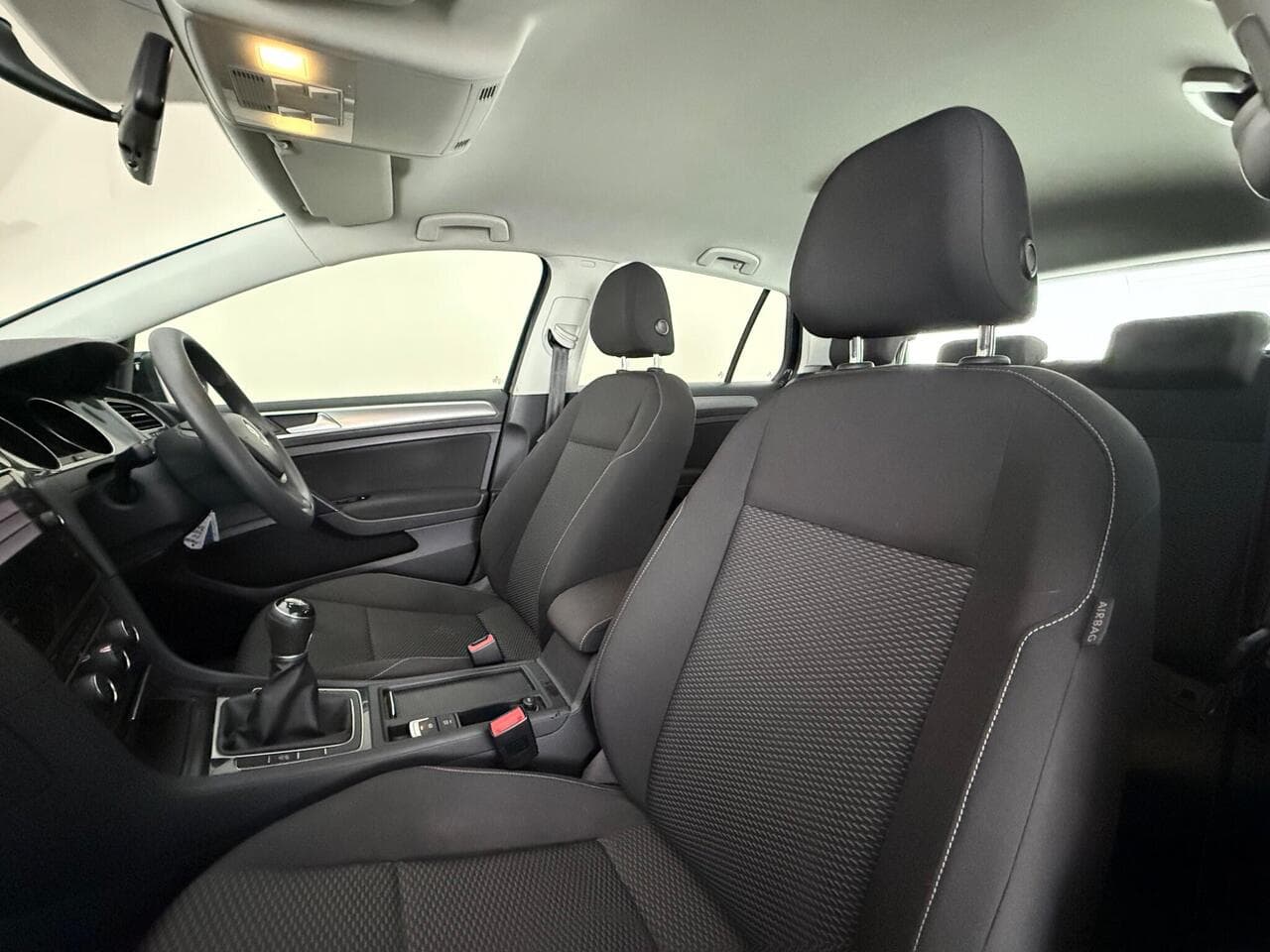 Volkswagen Golf thumbnail Seat Front Passenger