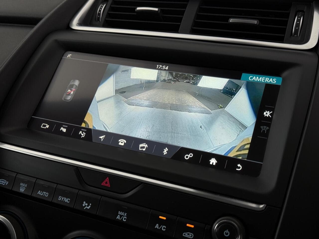 Jaguar E-PACE thumbnail Infotainment System