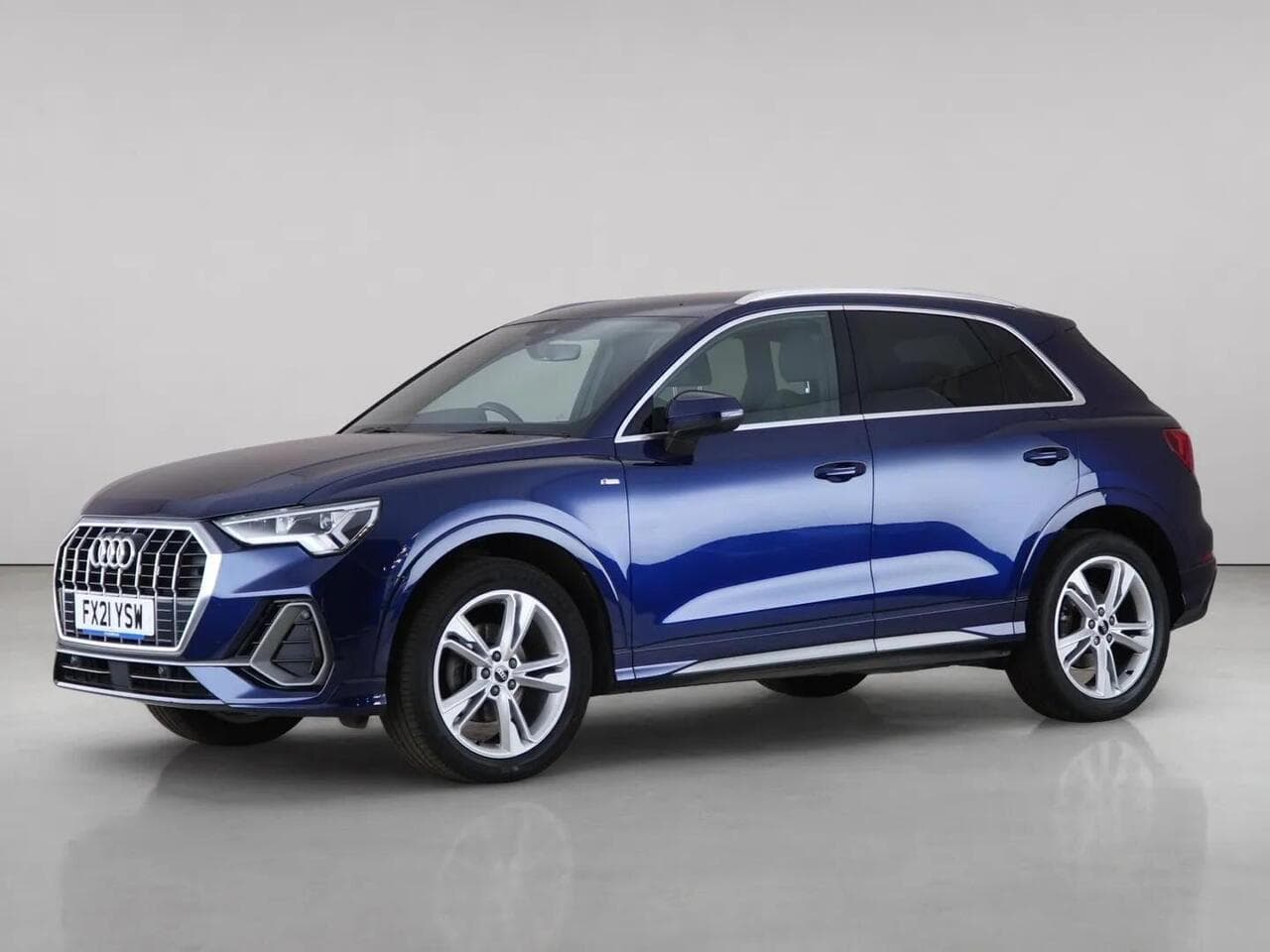 Audi Q3 thumbnail Front Left