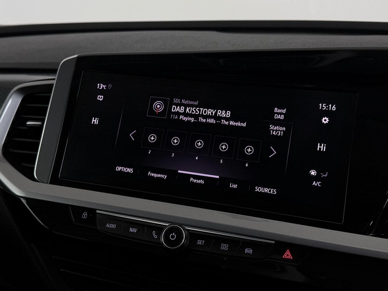 Vauxhall Grandland thumbnail Infotainment System