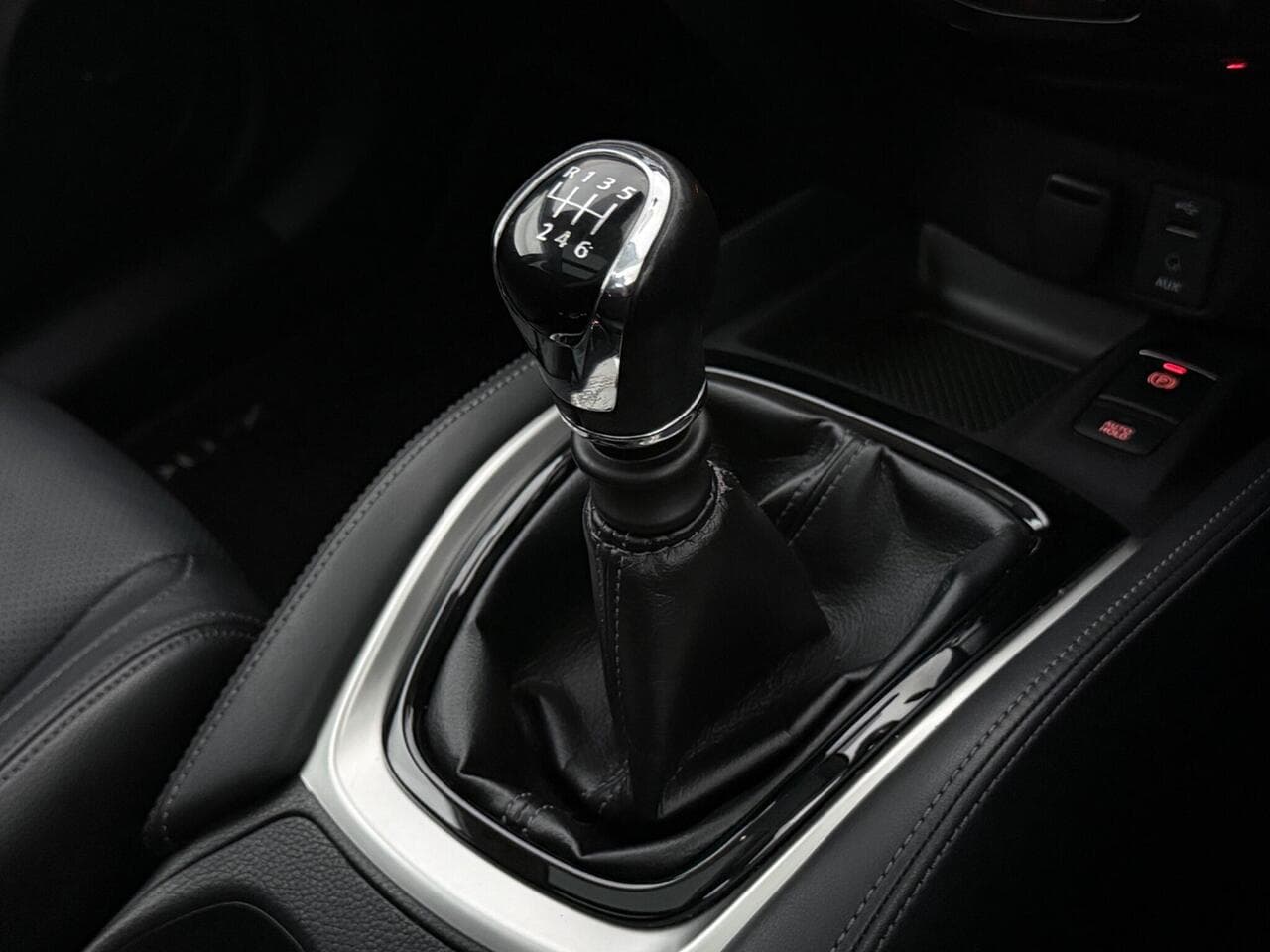 Nissan X-Trail thumbnail Interior Front