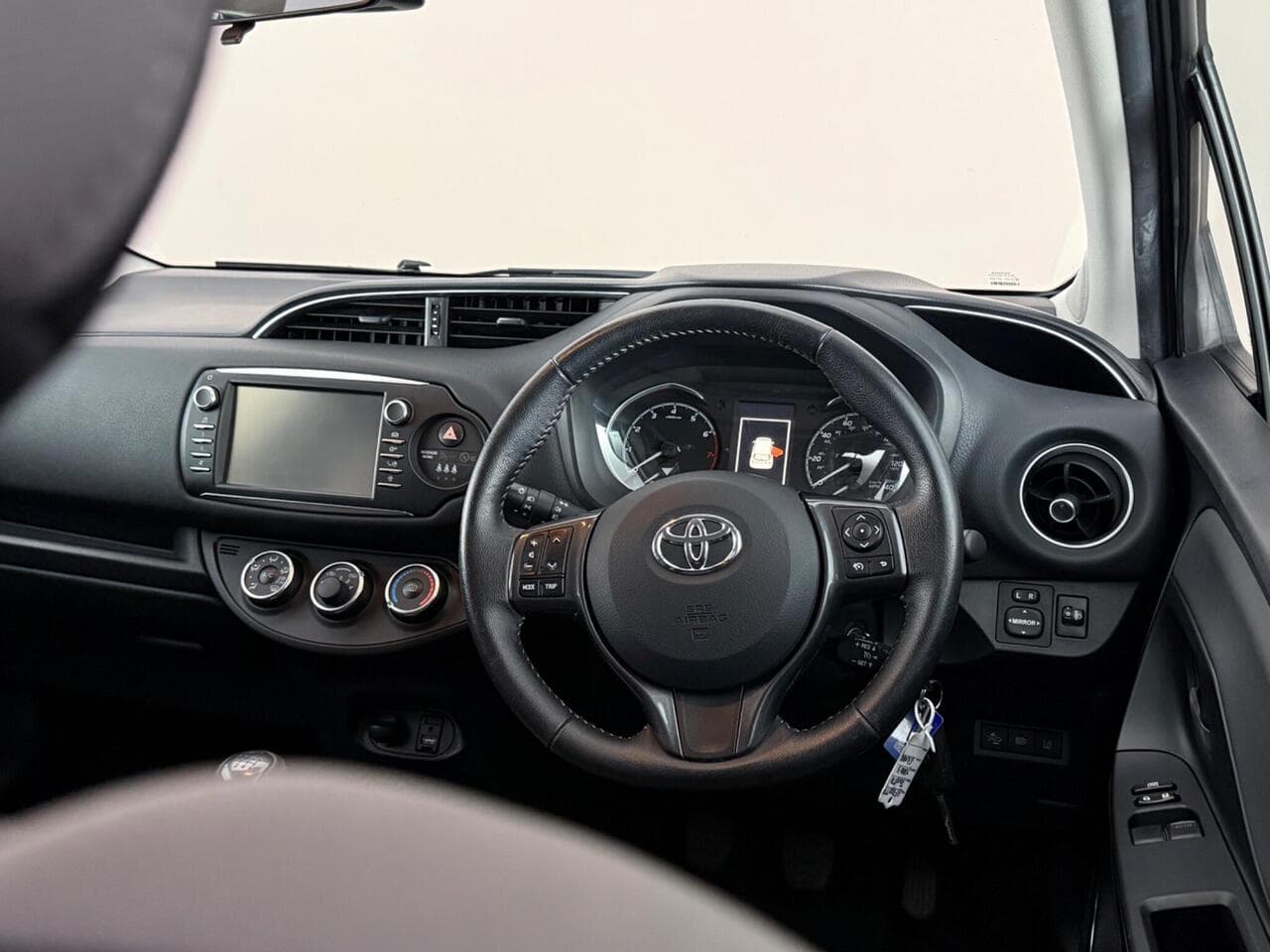 Toyota Yaris thumbnail Steering Wheel