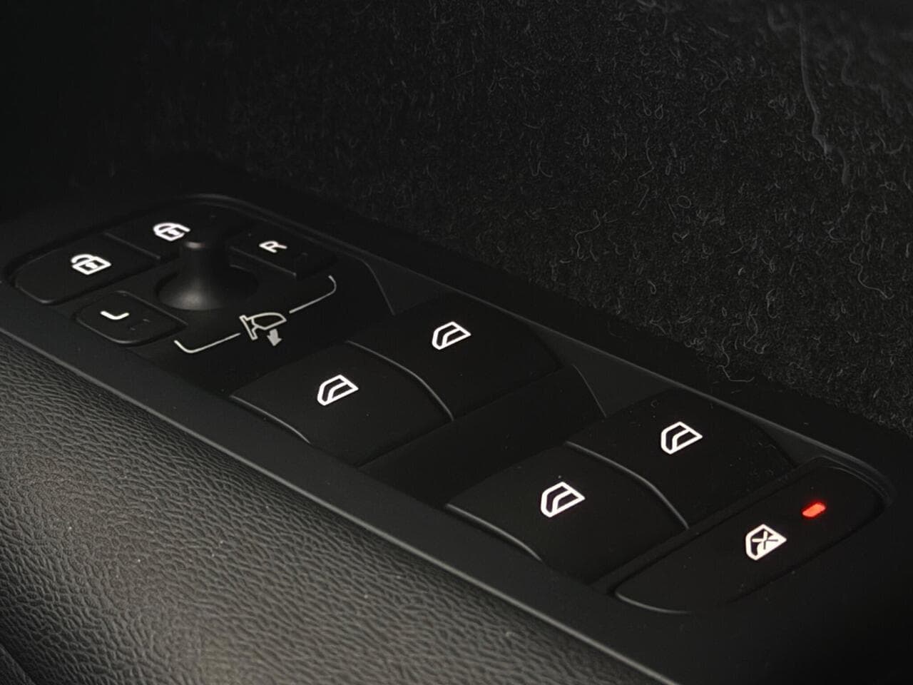 Volvo XC40 thumbnail Misc Controls