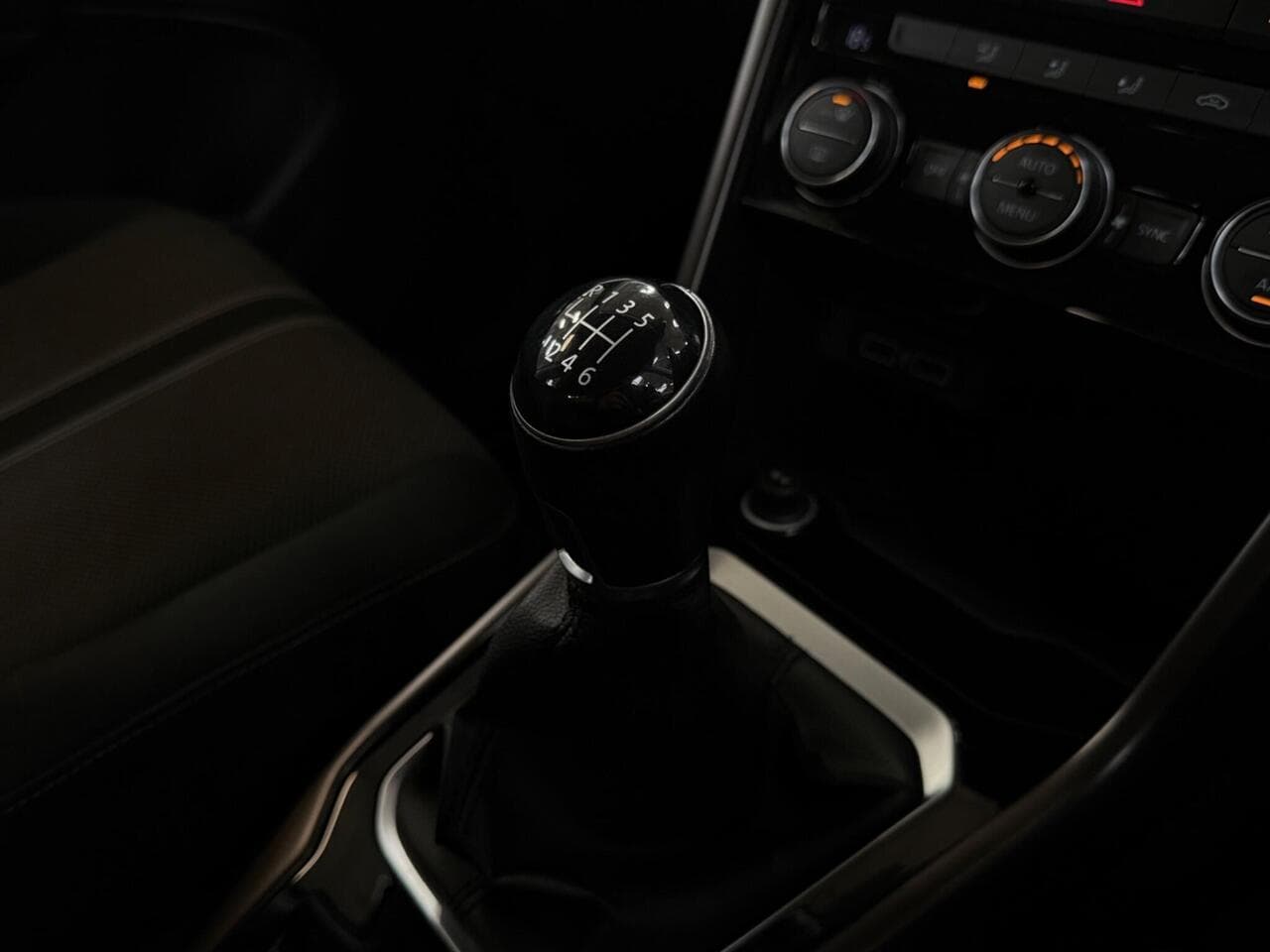 Volkswagen T-Roc thumbnail Interior Front