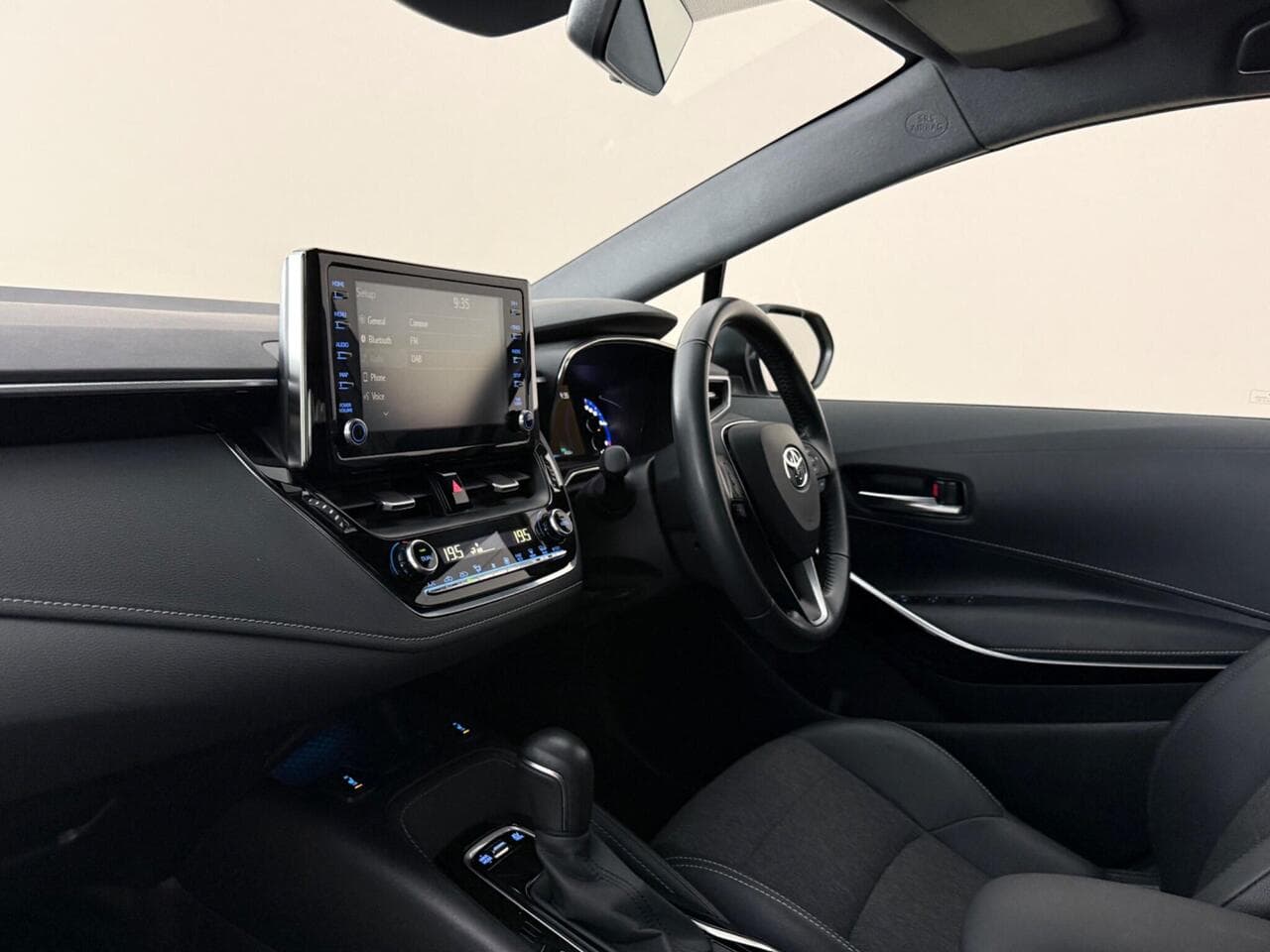 Toyota Corolla thumbnail Interior Front