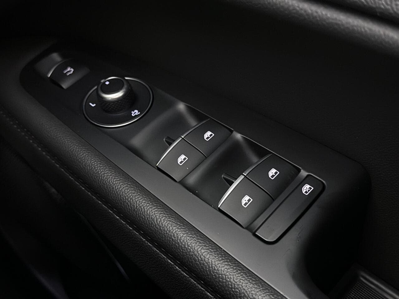Alfa Romeo Stelvio thumbnail Misc Controls