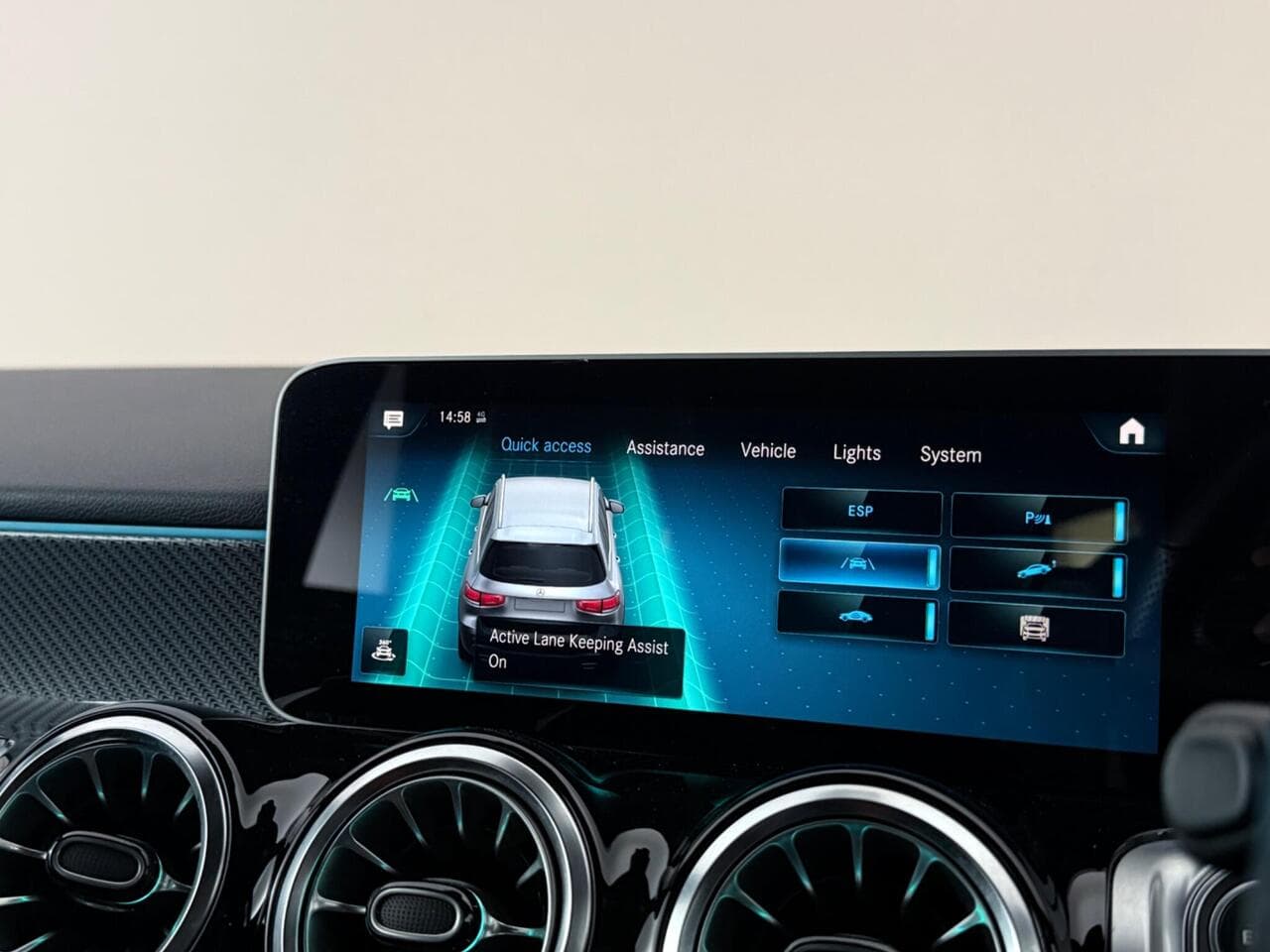 Mercedes-Benz GLB thumbnail Infotainment System