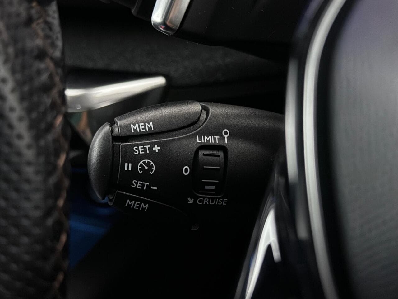 Peugeot 5008 thumbnail Misc Controls