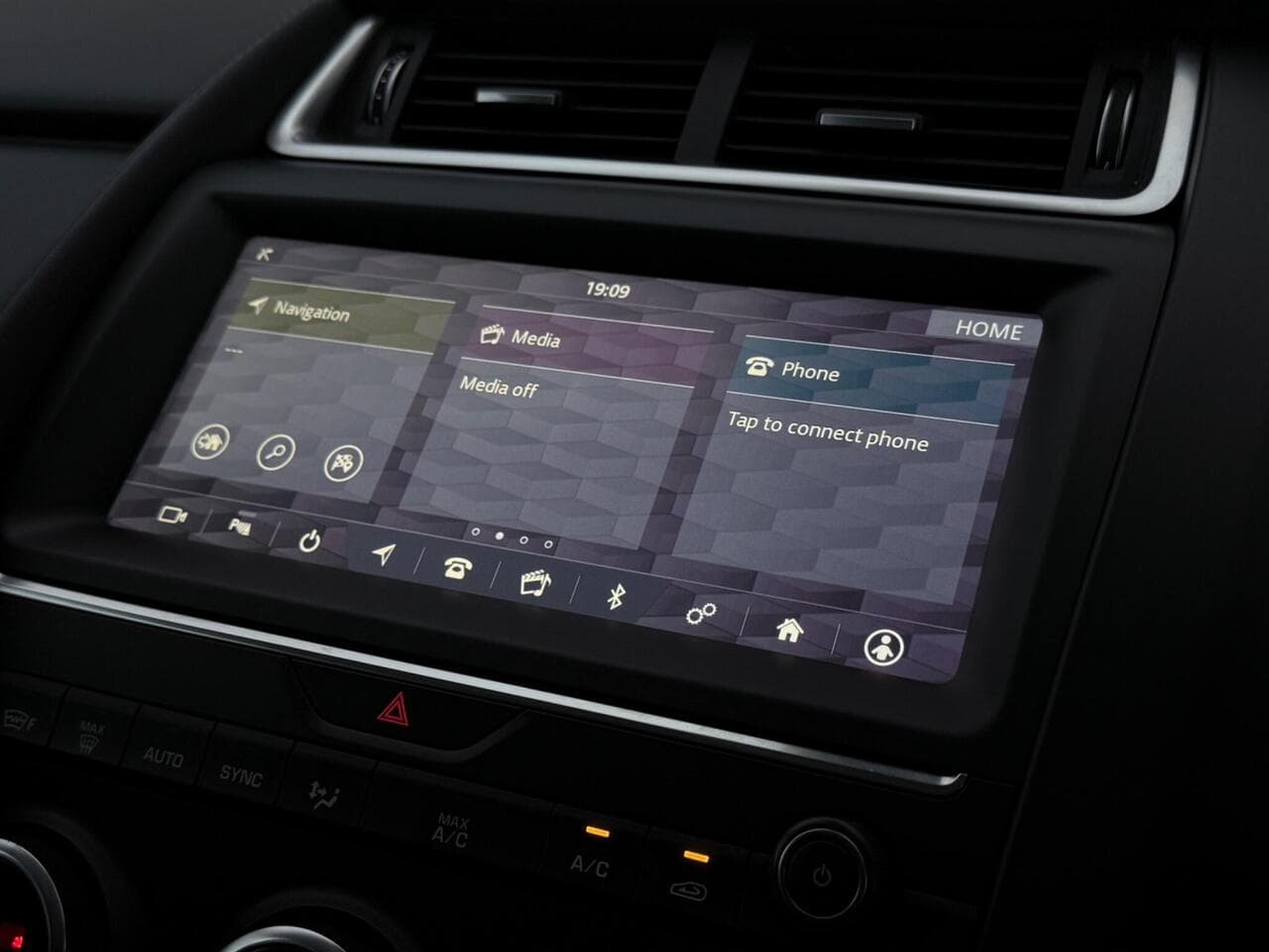 Jaguar E-PACE thumbnail Infotainment System