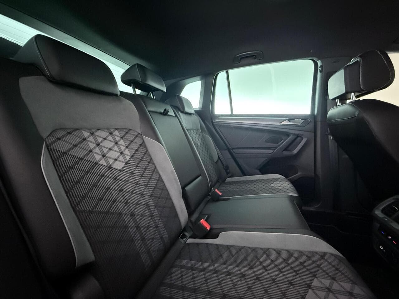 Volkswagen Tiguan thumbnail Seats Rear